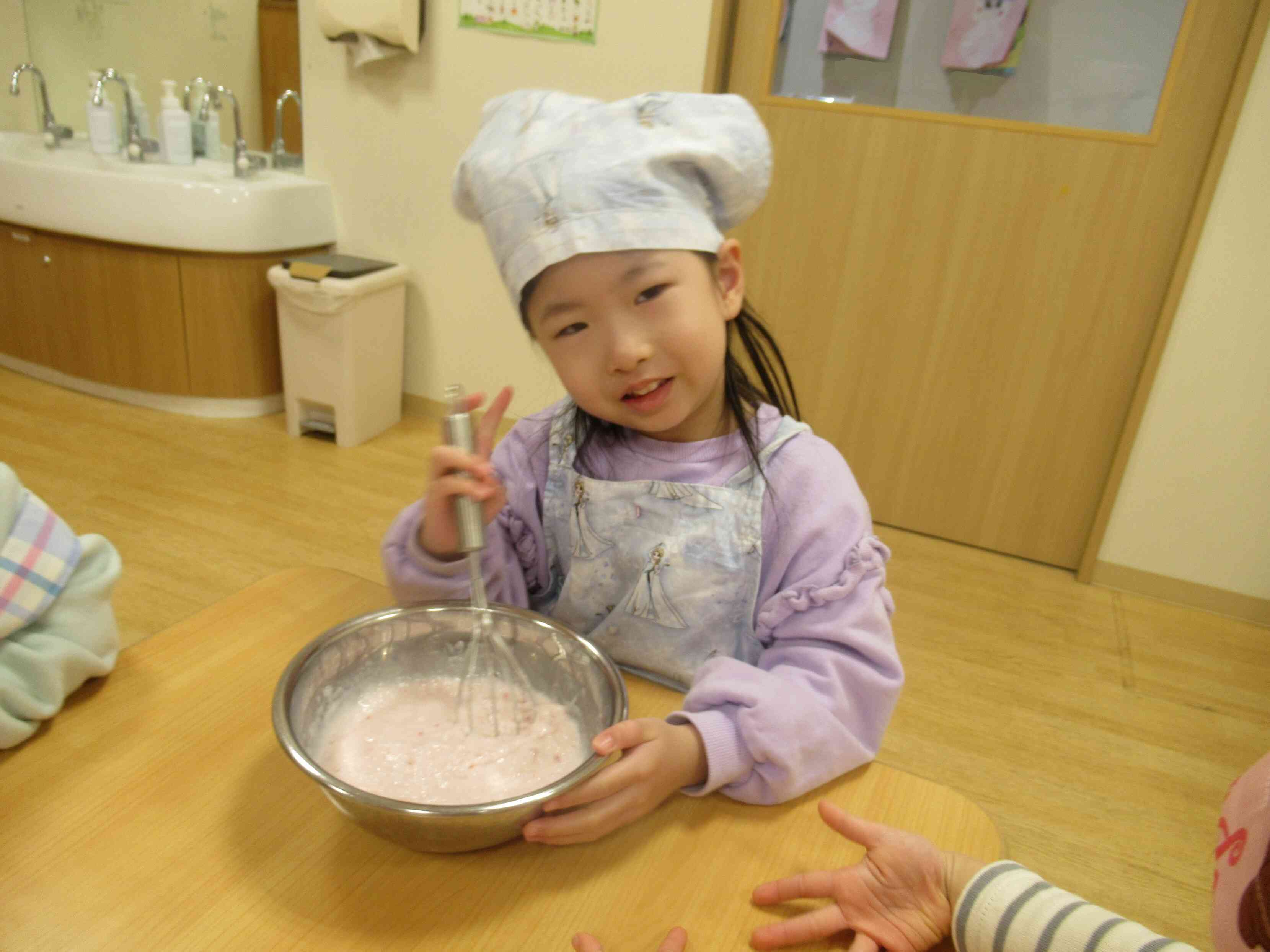 仲良くフルーチェ作り！