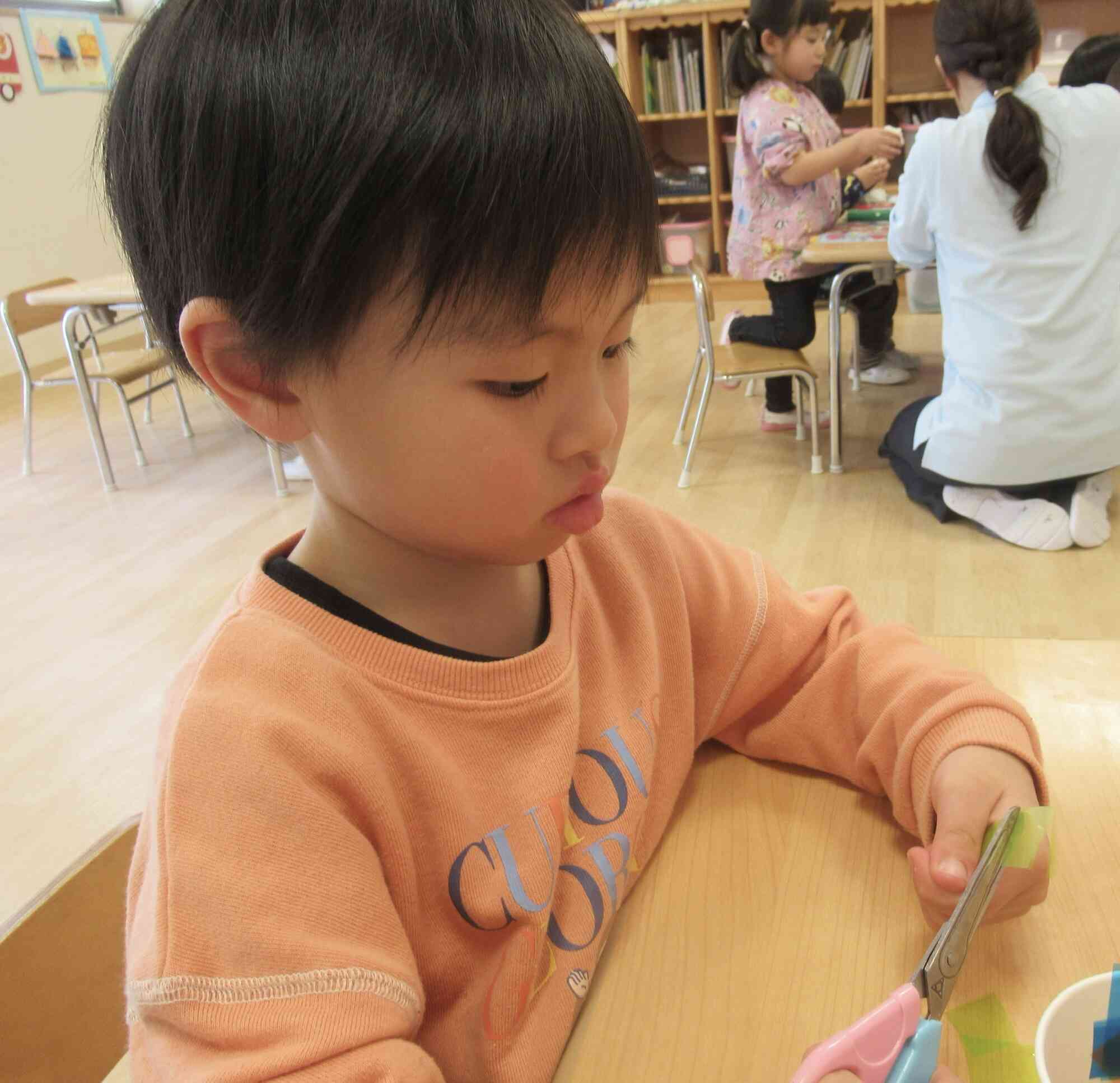 はさみでちょっきん！のりでぺたぺた！