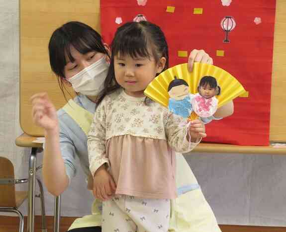 うさぎ組のお友だち、ひな祭り製作を見せてくださーい