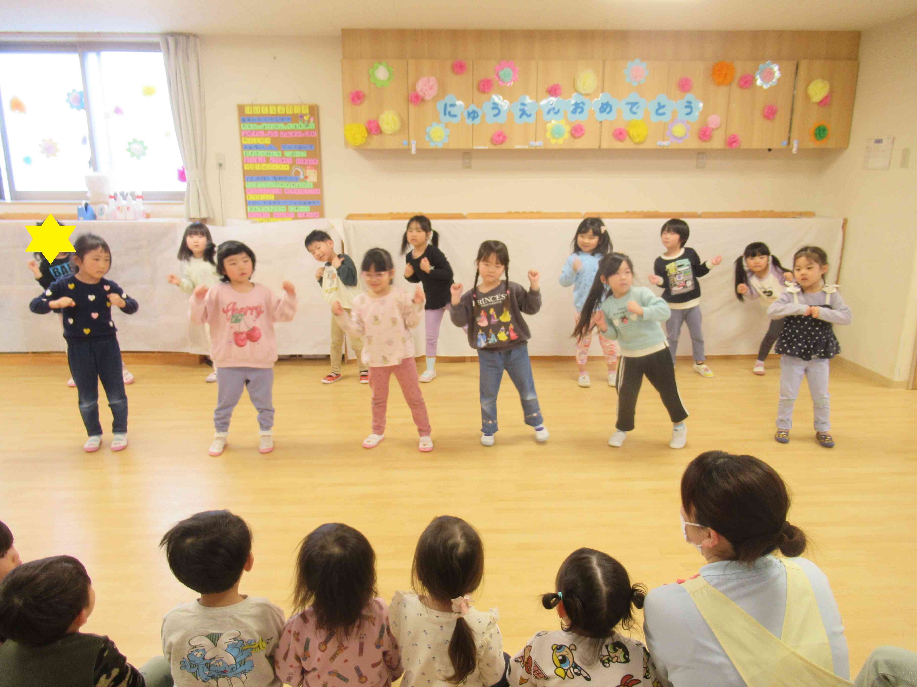 きりん組さんがおめでとうの気持ちを込めて踊りを踊ってくれました。