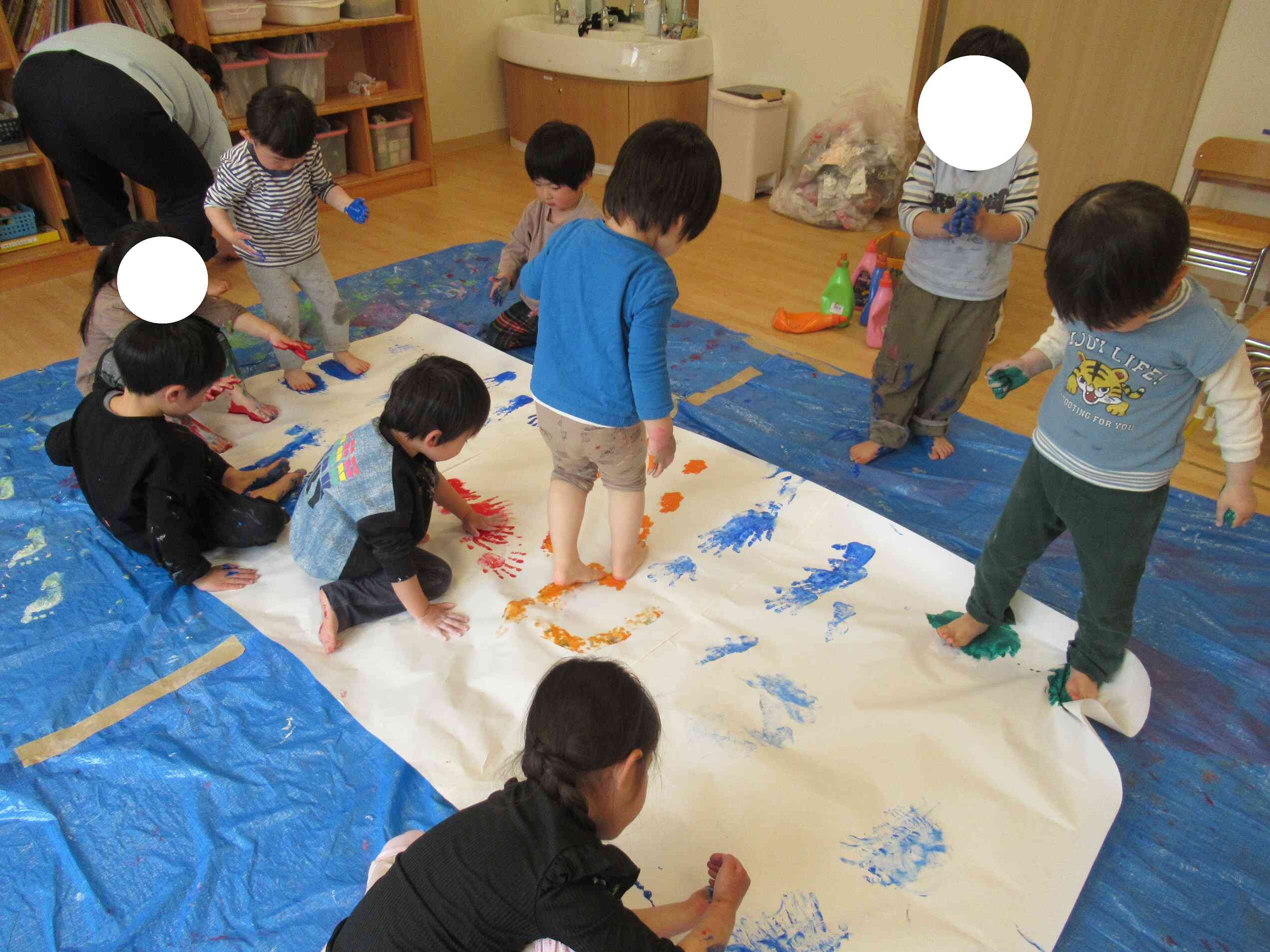 絵の具ぺったん、気持ちいいね（りす組）