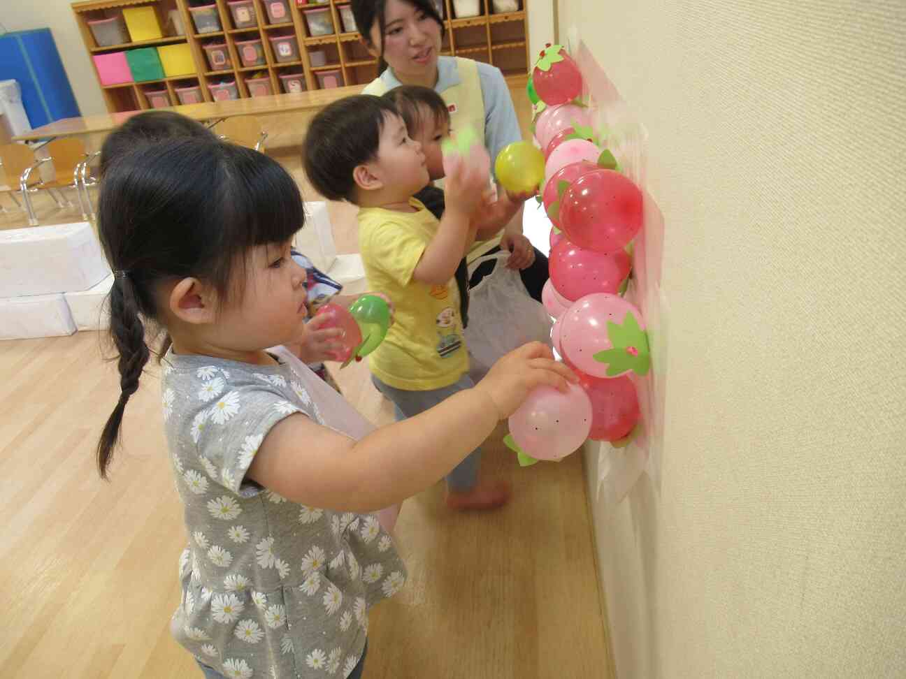 壁にもいちごが〜。