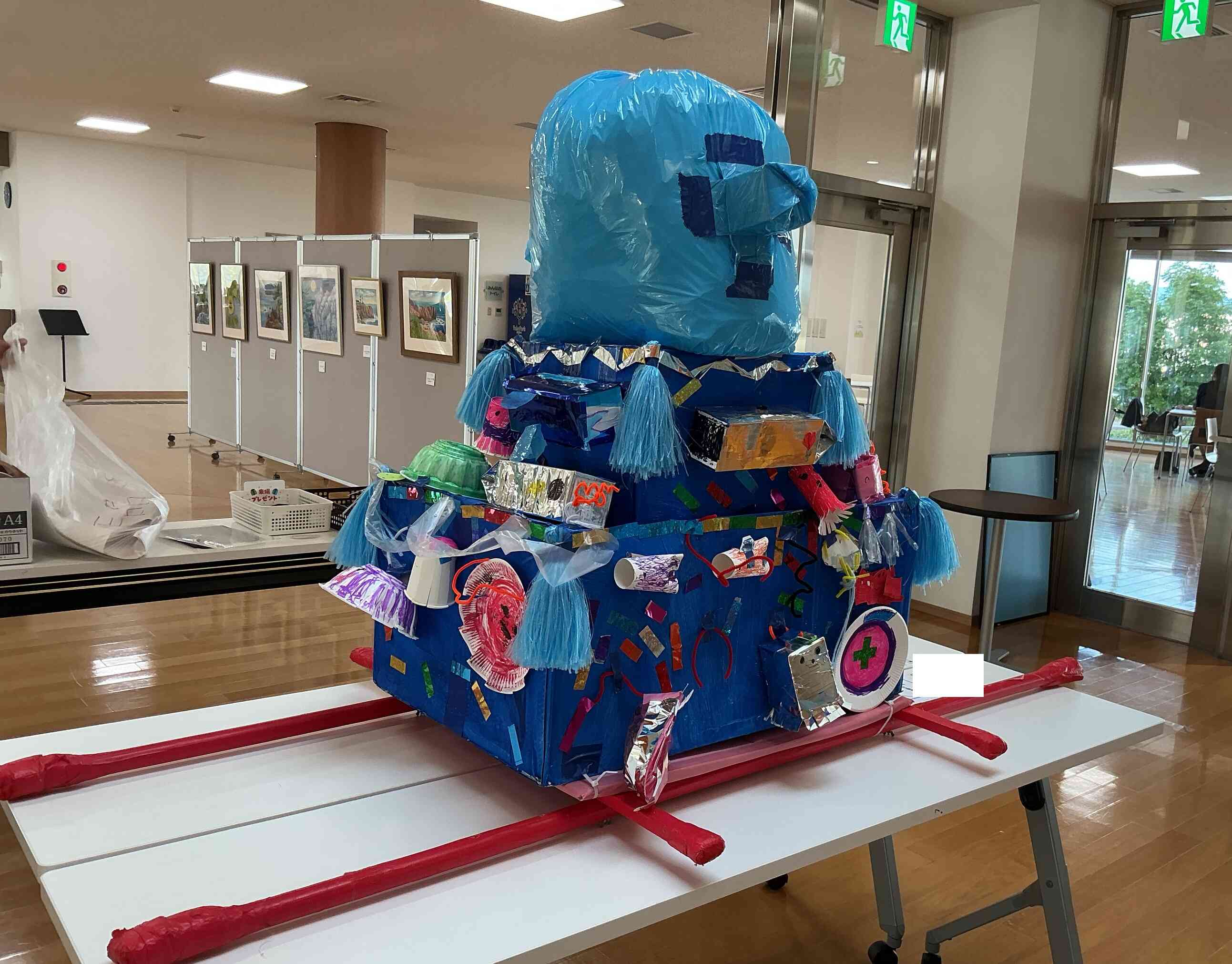 後ろにもたくさんの海の生き物がいます