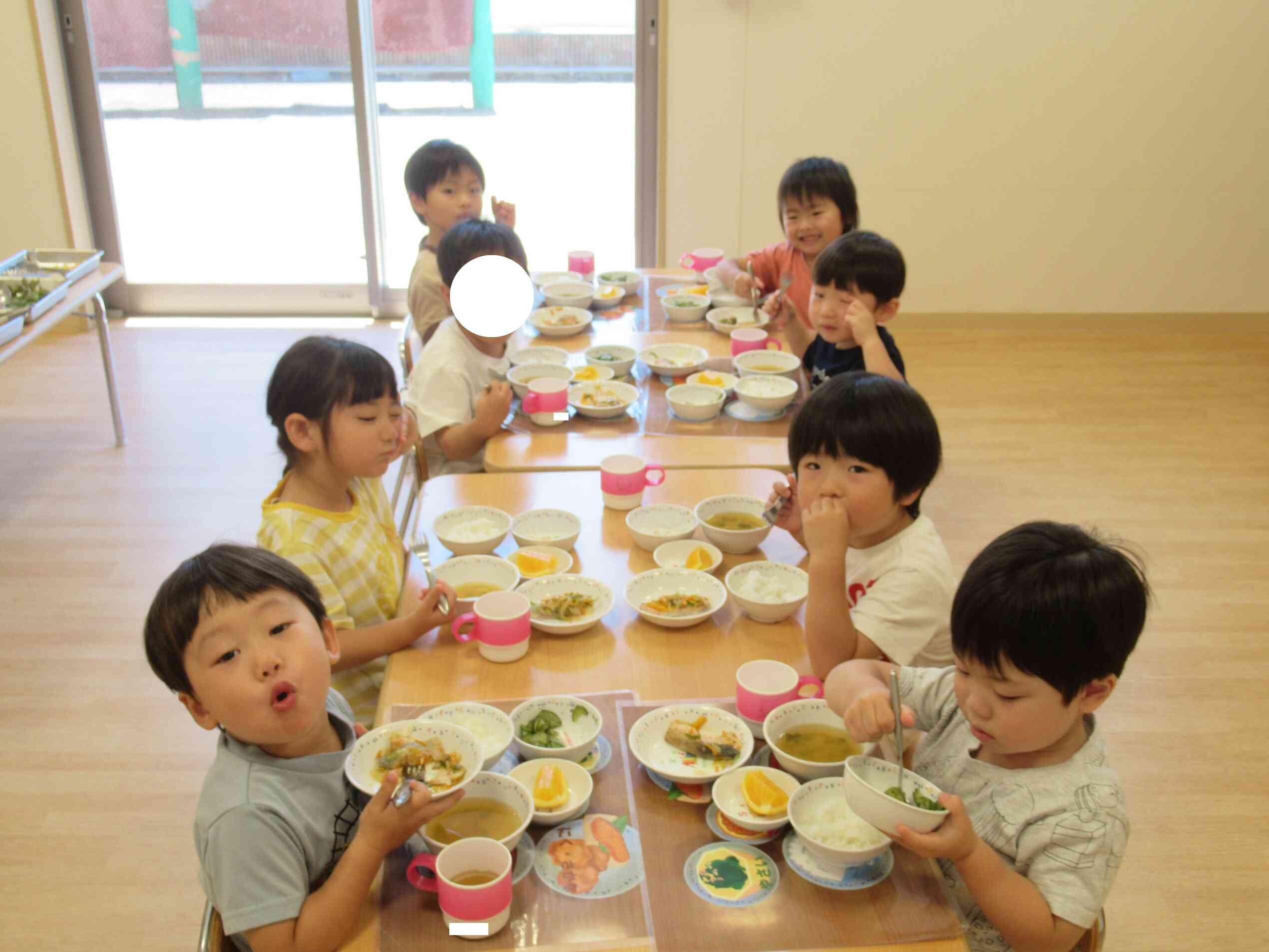 いっぱい遊んだ後のお給食は美味しいね。