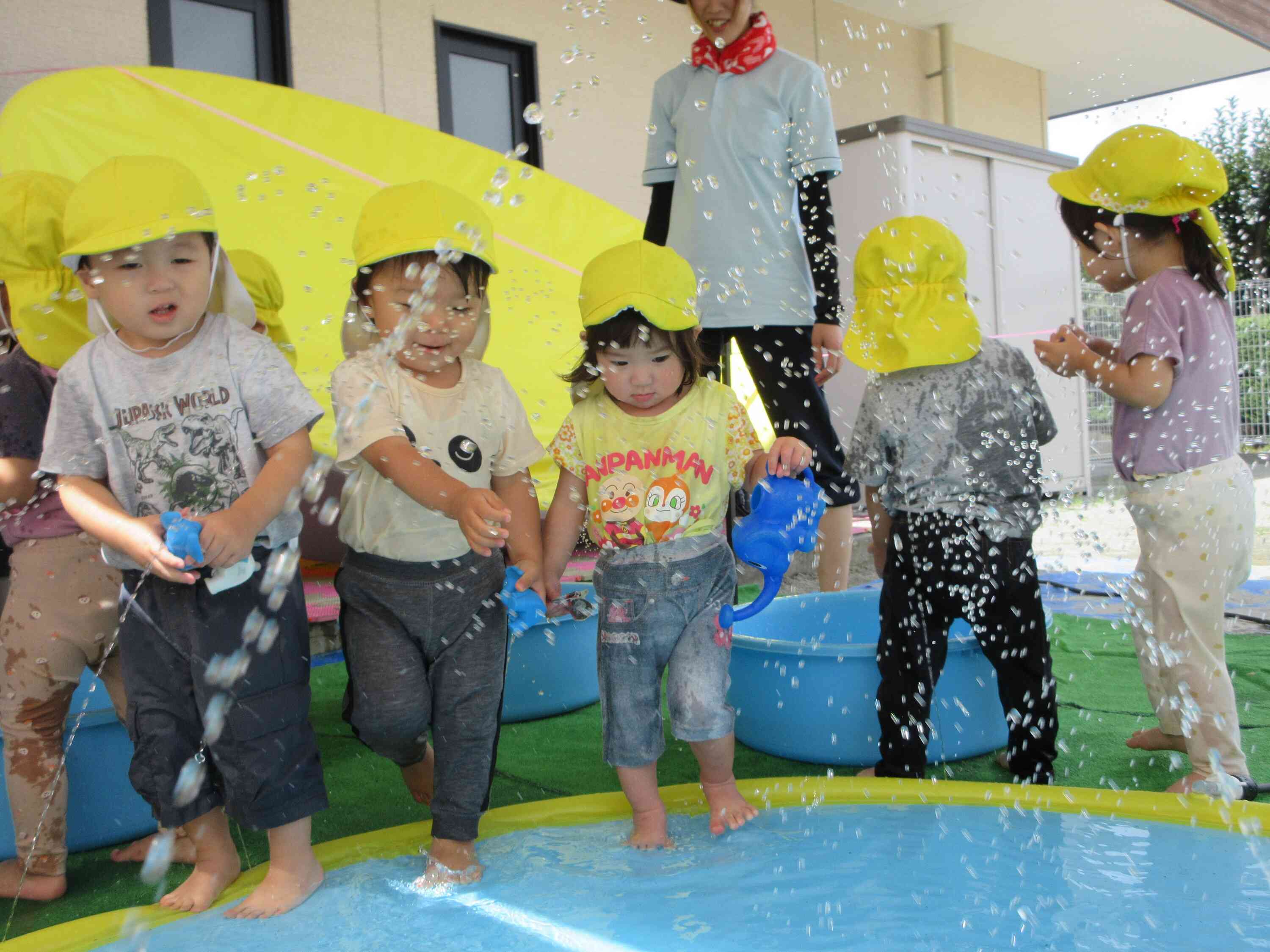 園庭で水遊び！～1歳児あひる組～｜ニチイキッズ山形まえた保育園