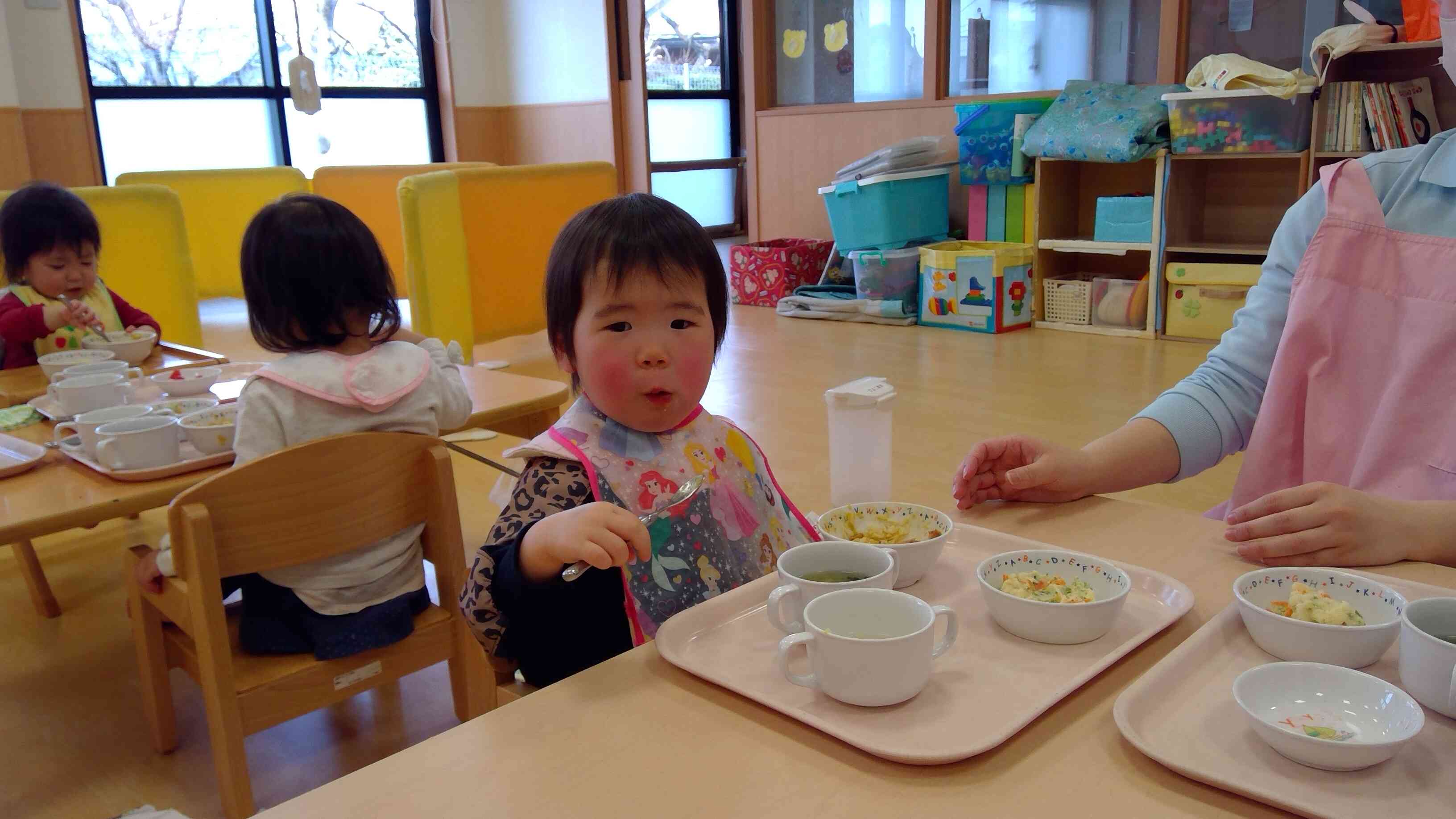 もぐもぐがんばって食べるよ！