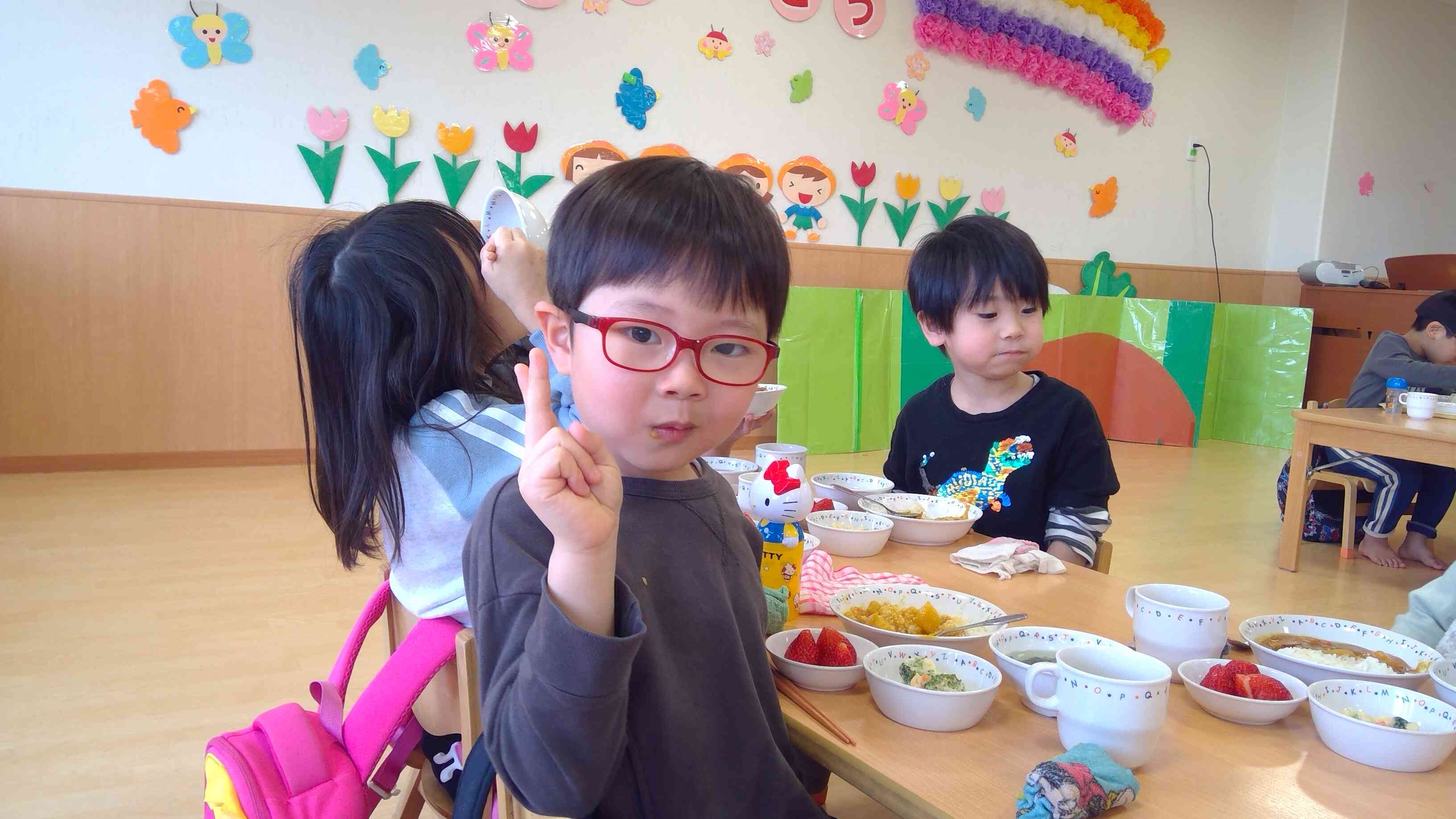 お友達と食べる給食おいしいな