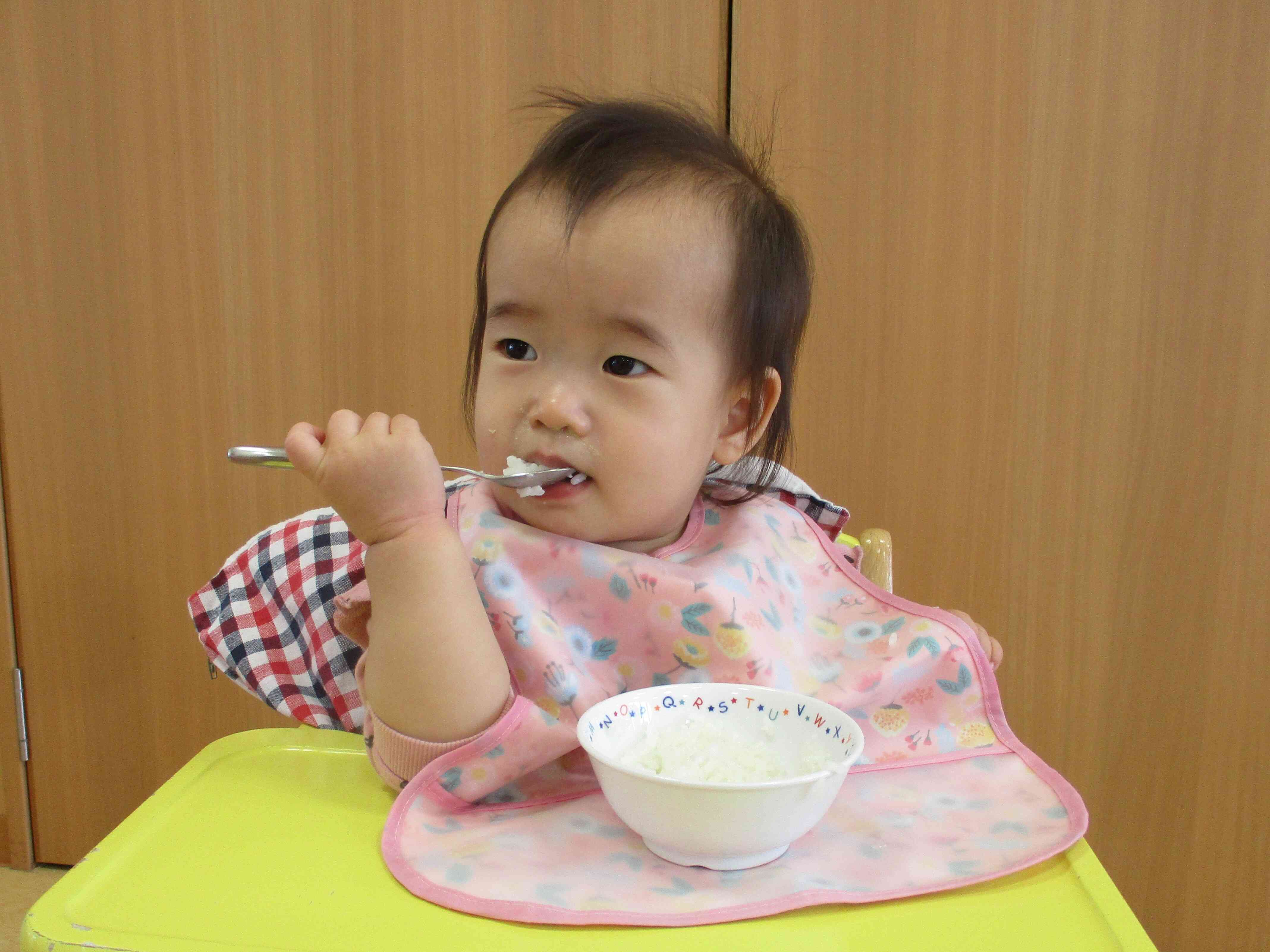 給食もモリモリ食べています。