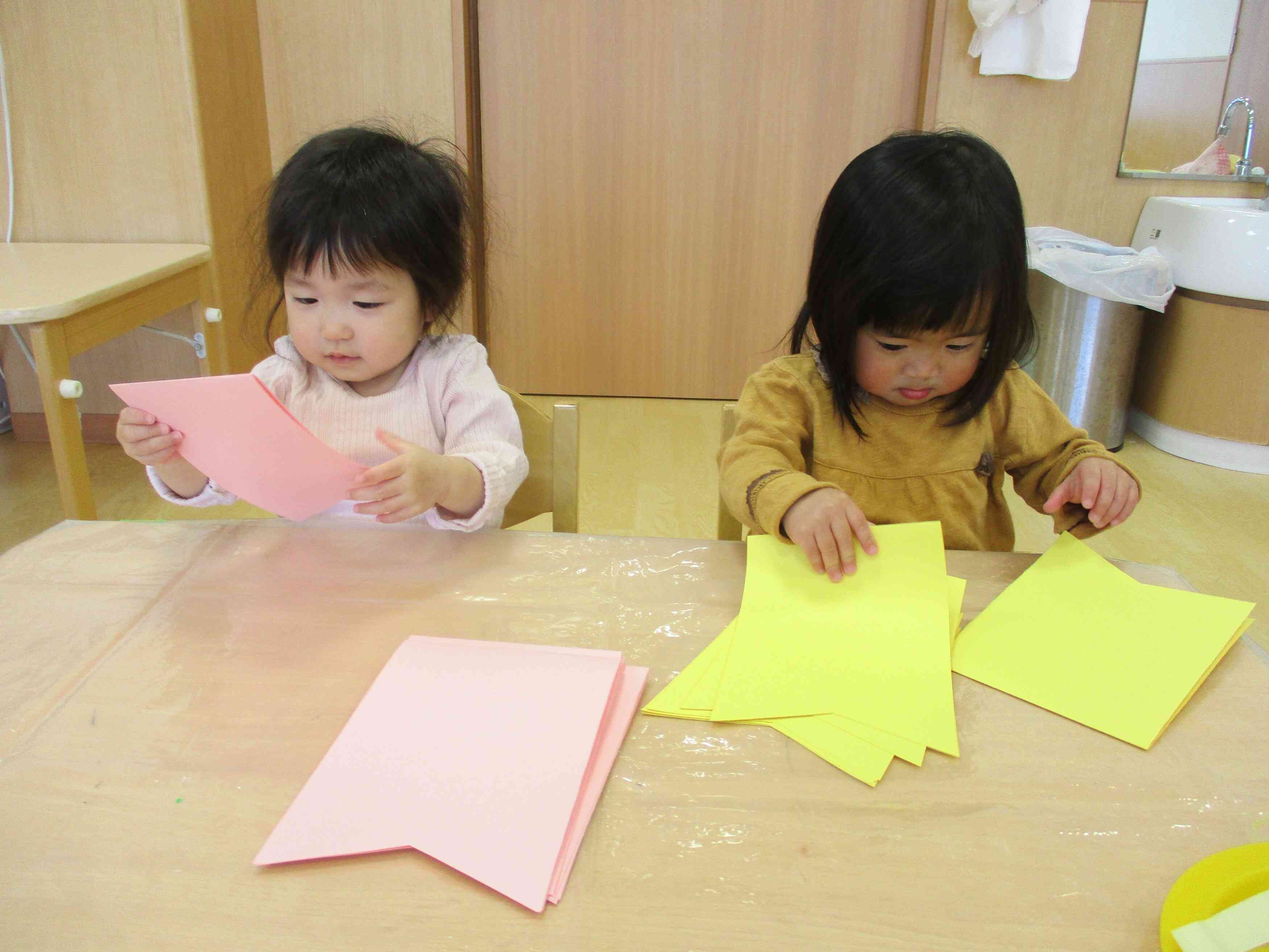 こいのぼりを作ろう　～1歳児　あひる組～