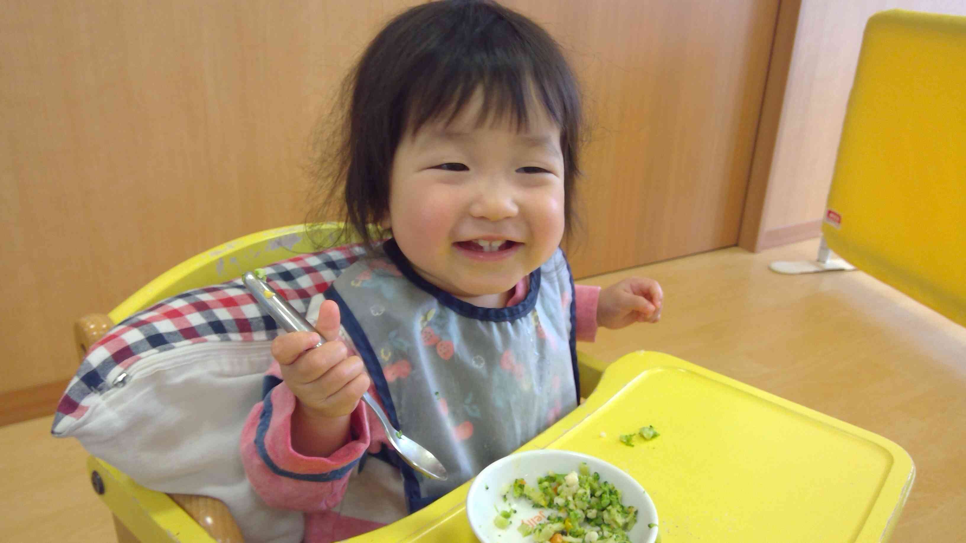 花野菜サラダを食べてにっこり笑顔♪