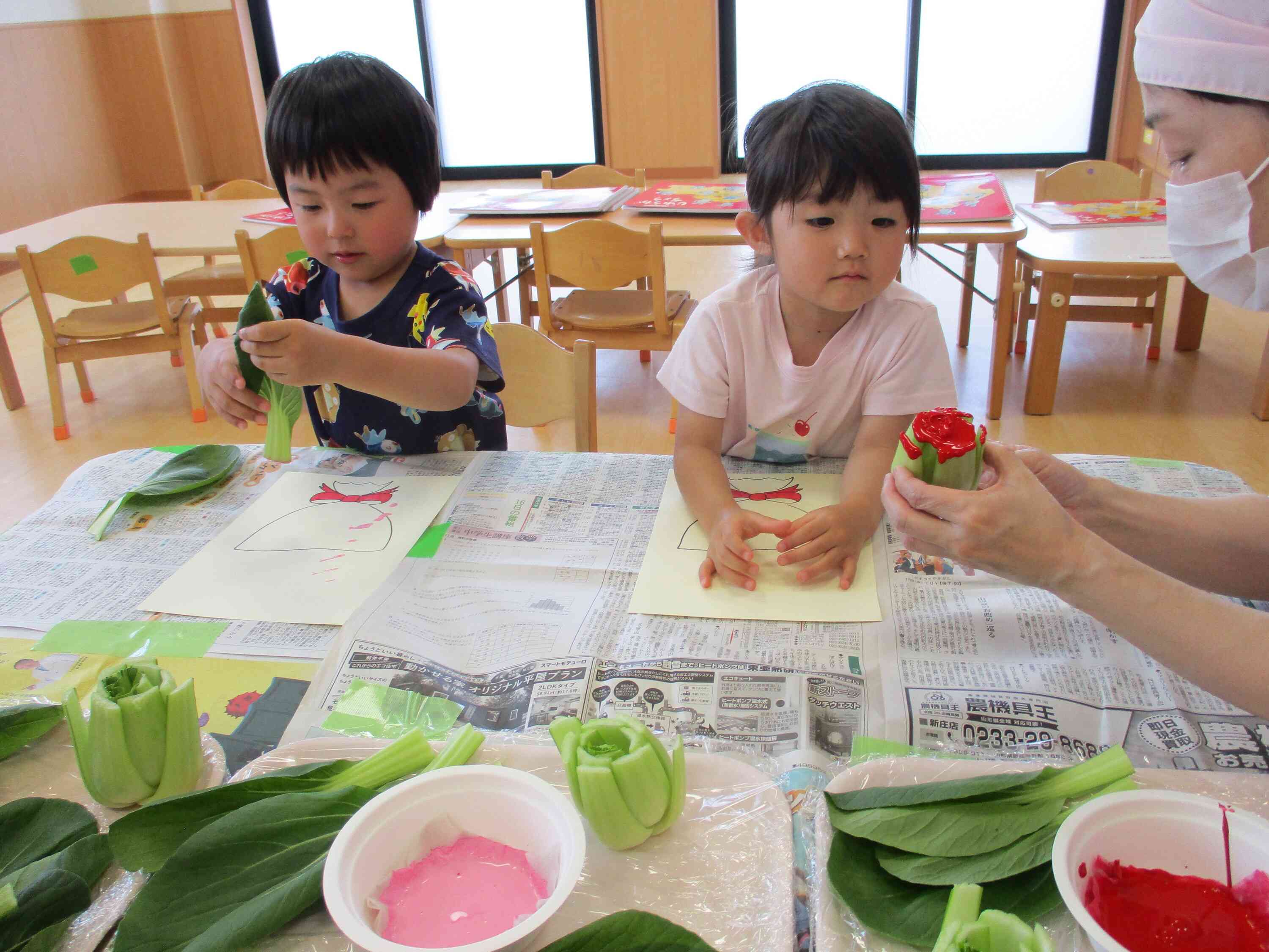 赤い絵の具が付いた茎でぺったんどうぞ‼