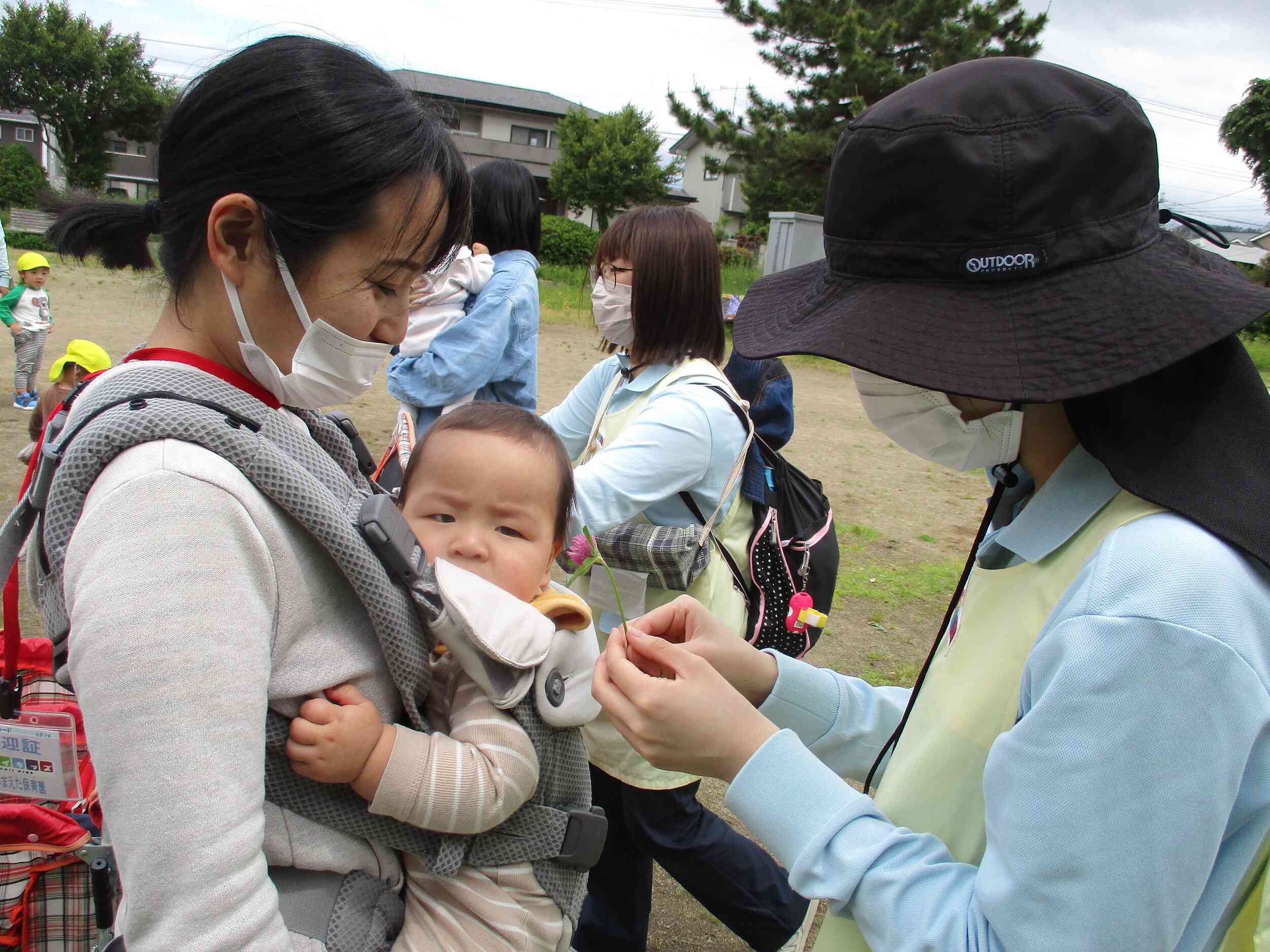 ママと抱っこの公園探索、気持ちいいね♪
