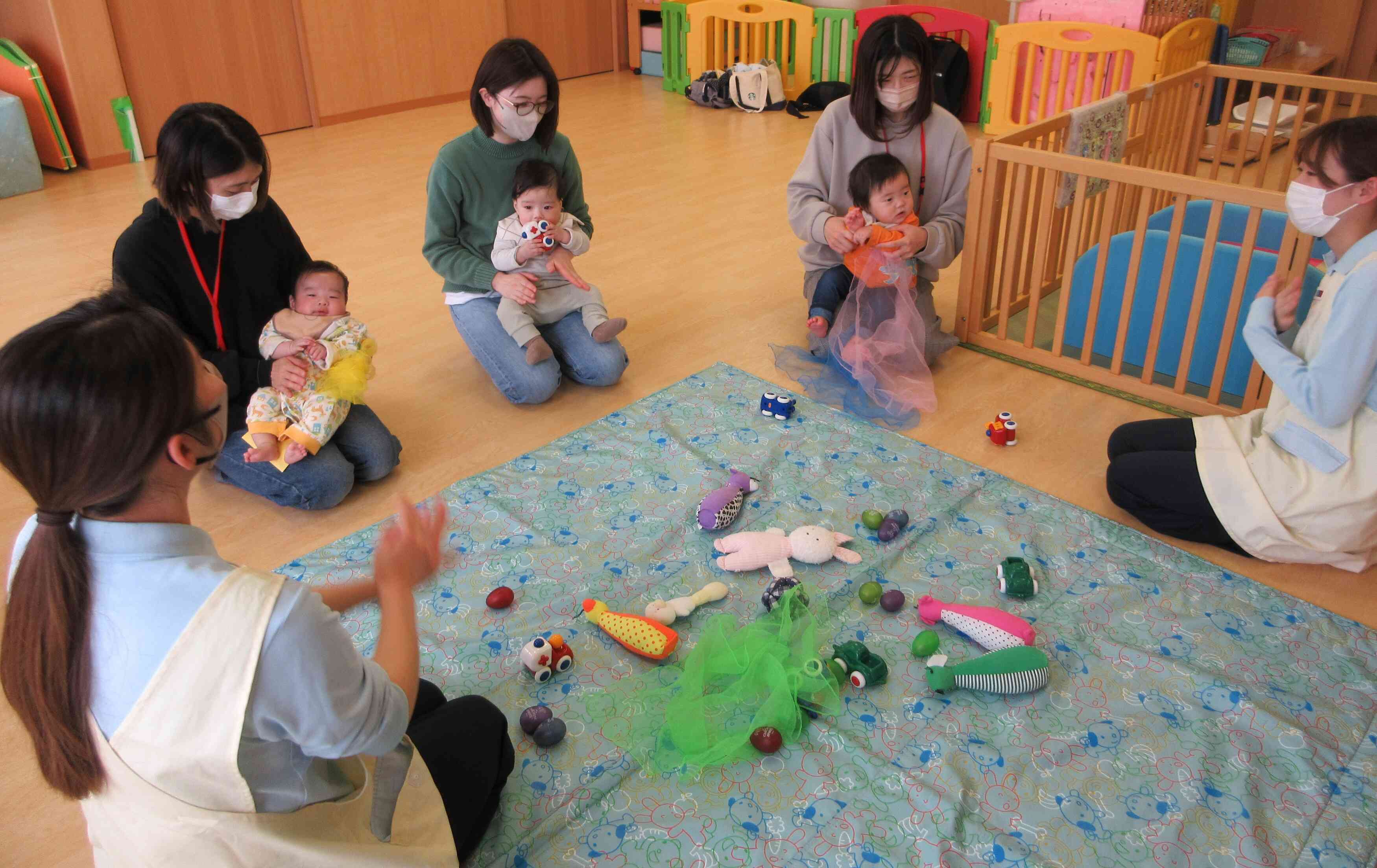０歳児クラスのお友達と一緒に遊ぼう！