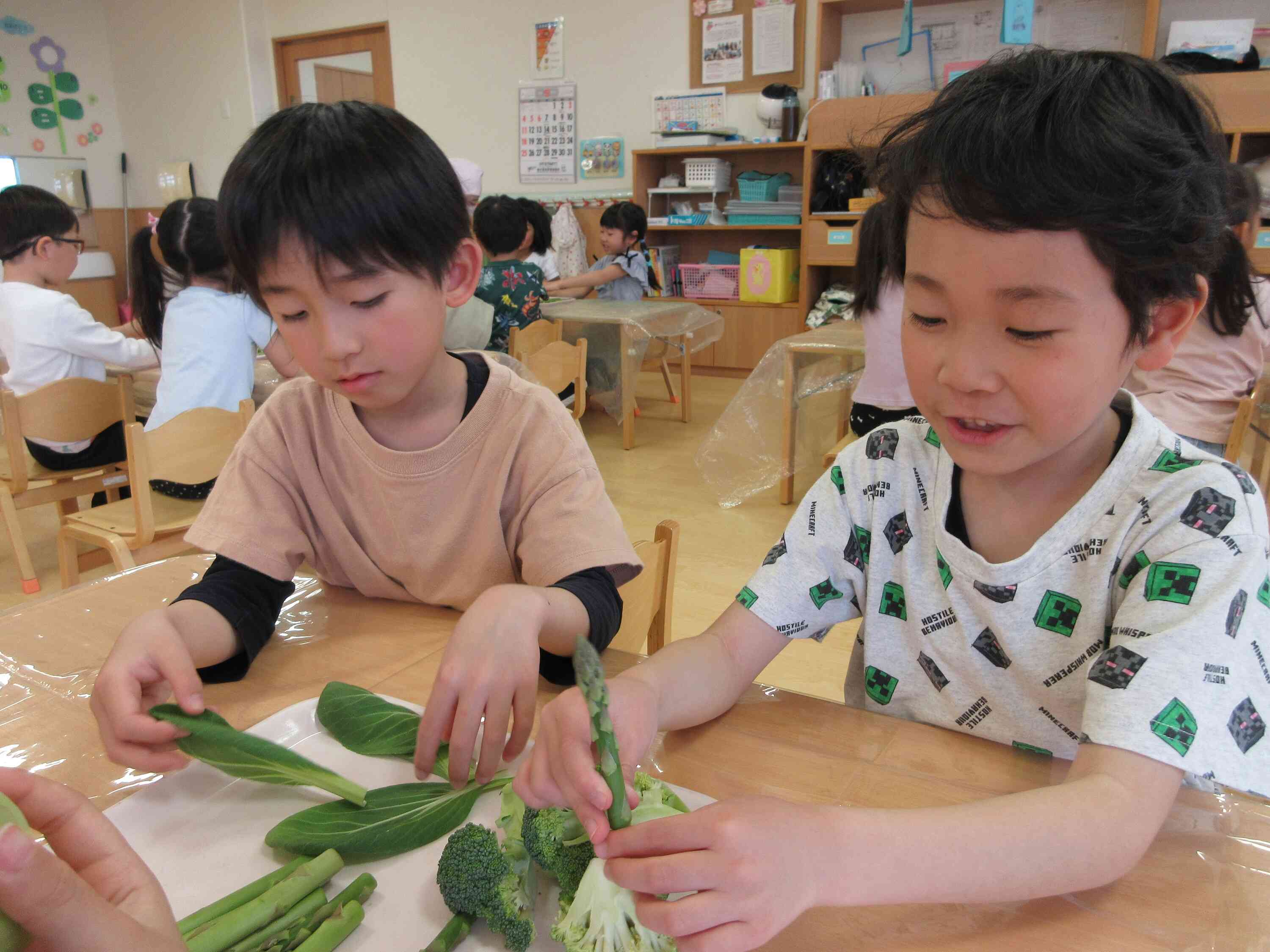 食育（野菜スタンプ）～５歳児　きりん組～