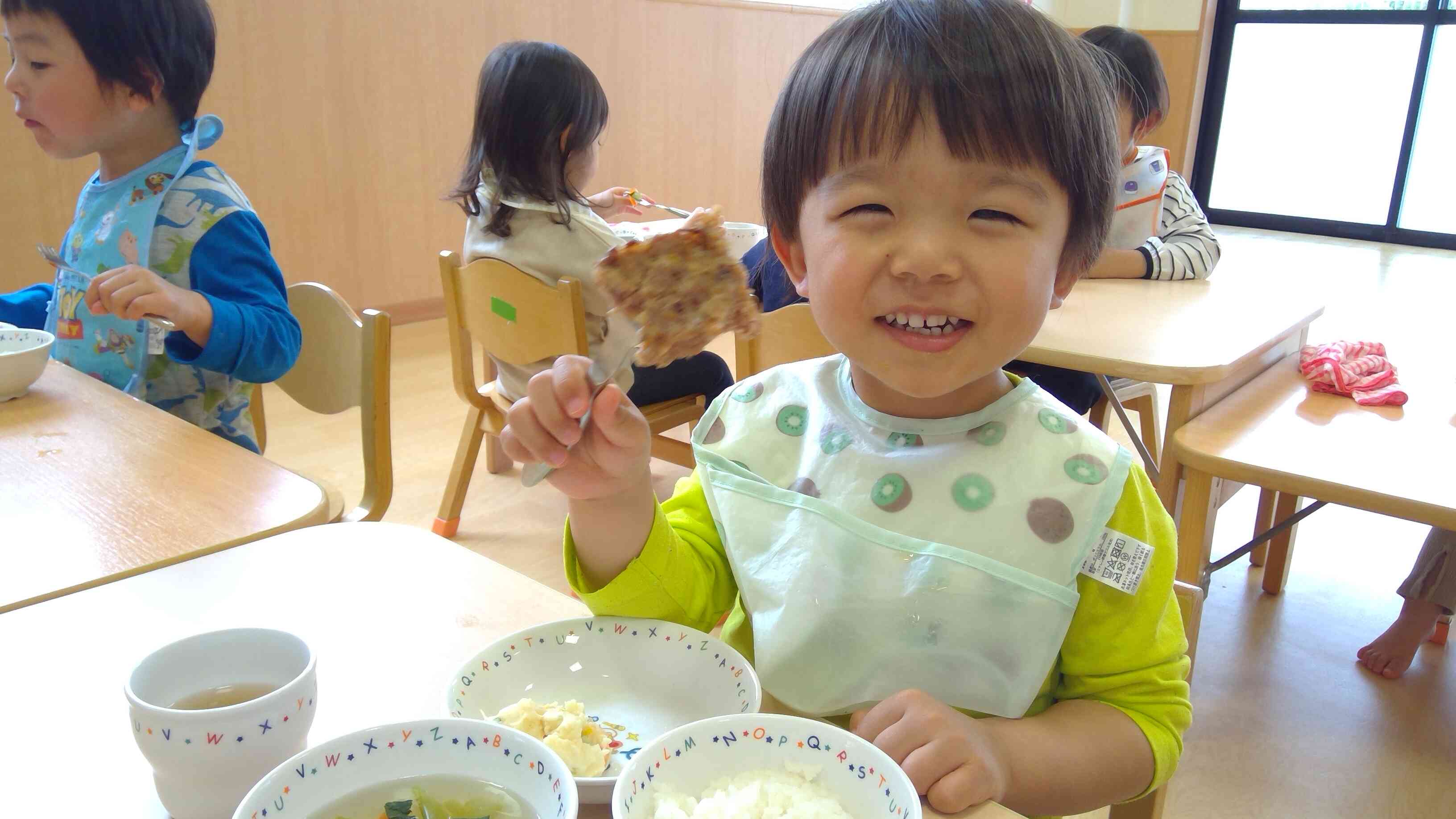 大きなハンバーグを持ってニッコリ笑顔！！