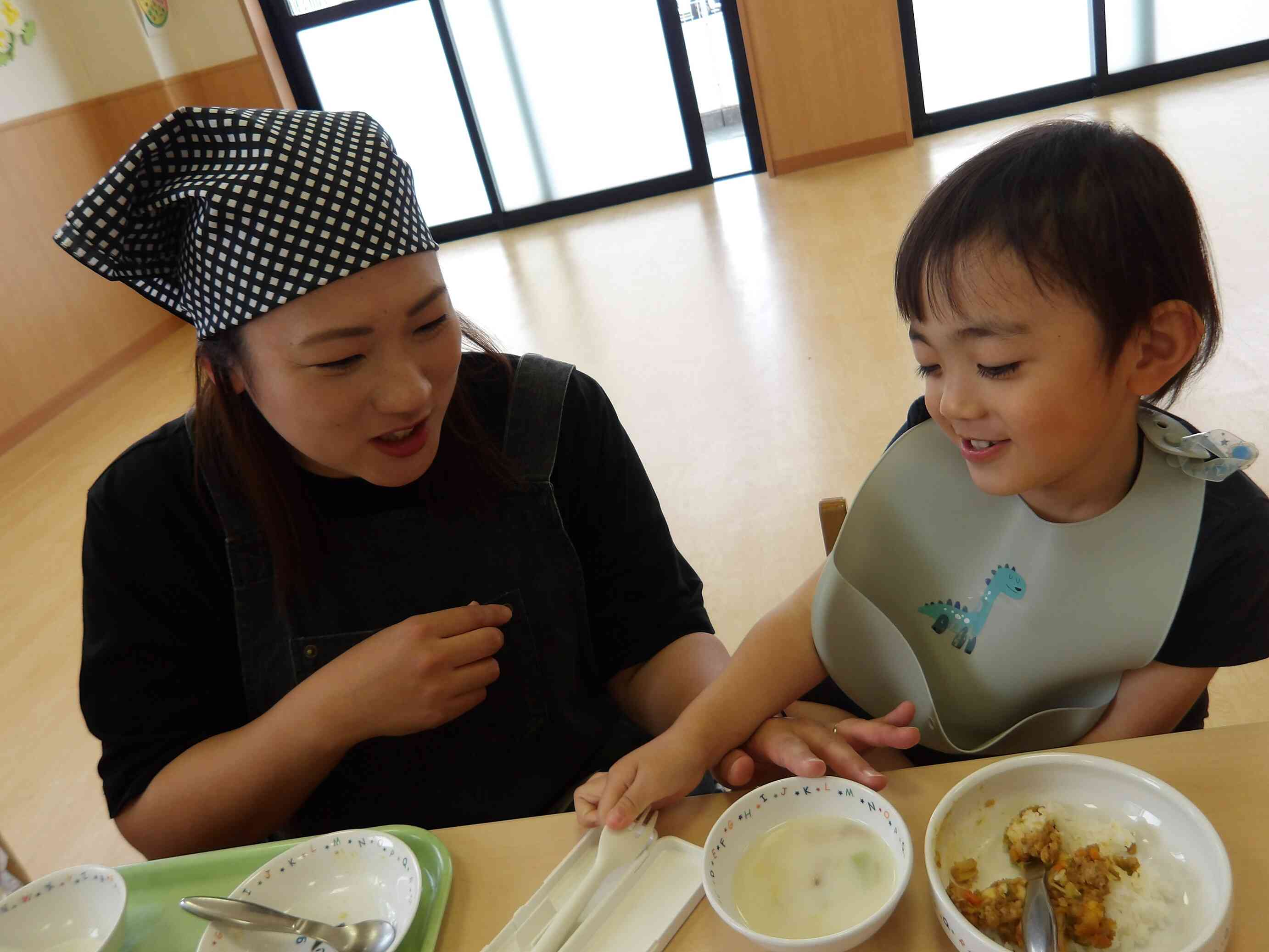 ママとのご飯うれしいな♪
