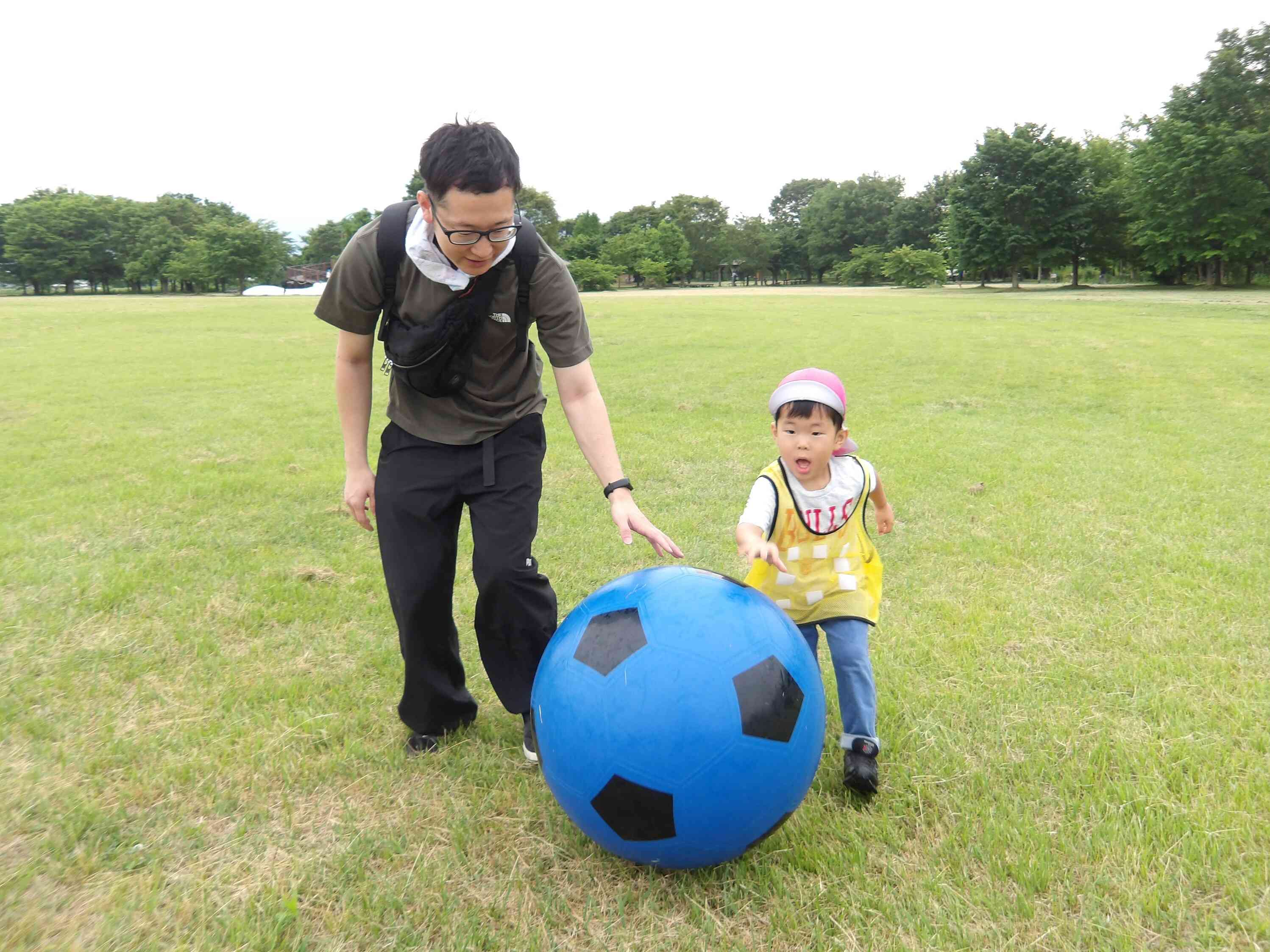 親子で力を合わせて大玉転がし！