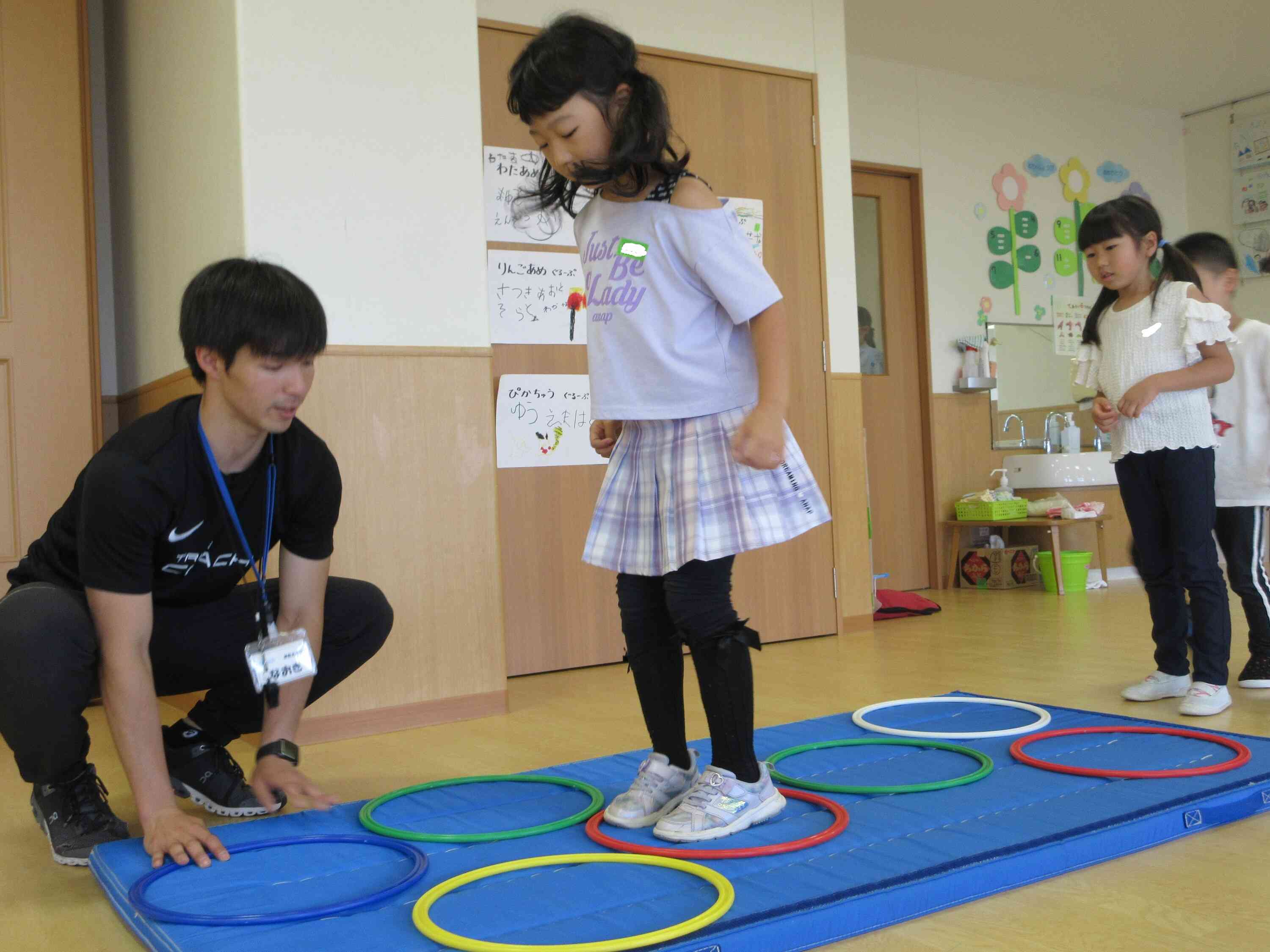 同じ形でもいろんな足の使い方で跳んでいくよ！