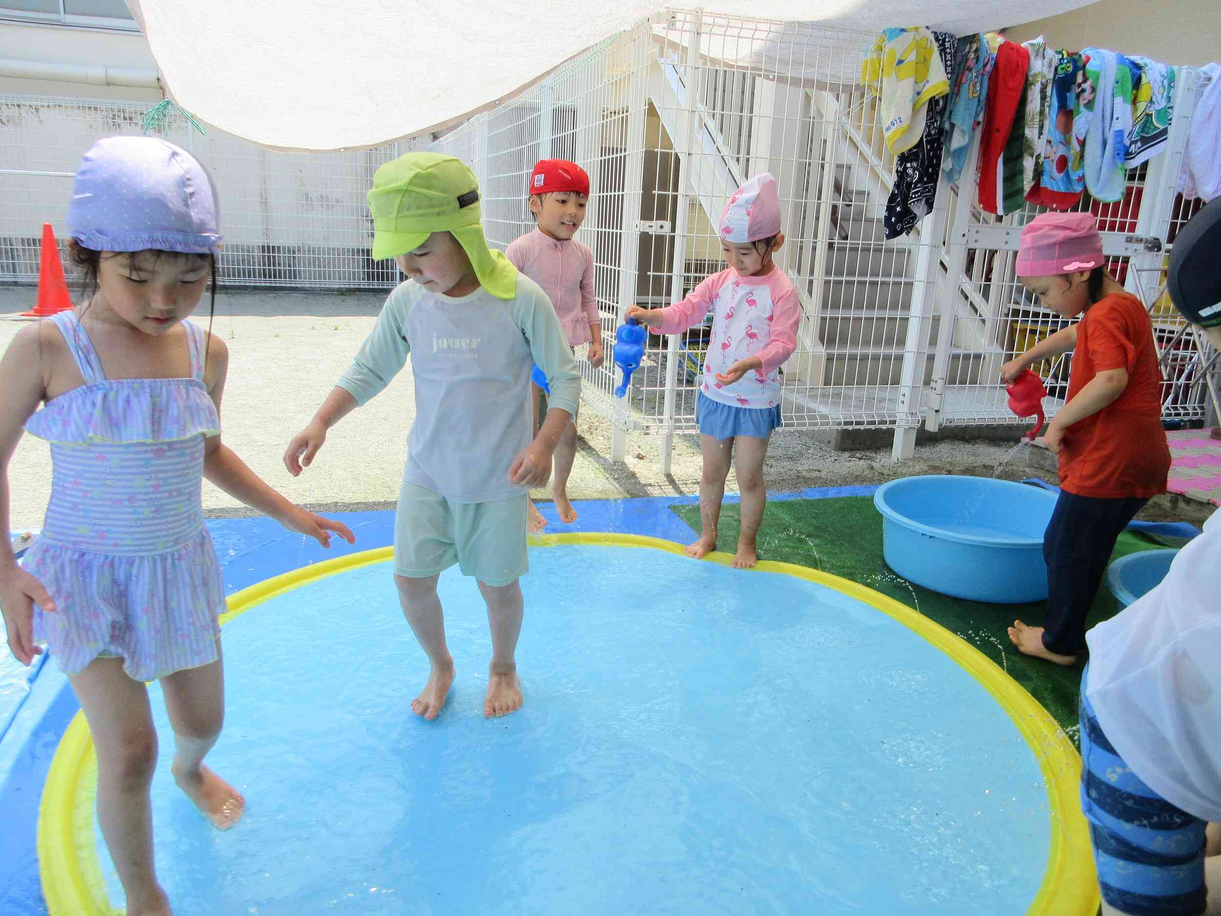 シャワーのお水も冷たくて気持ちいいよ♪