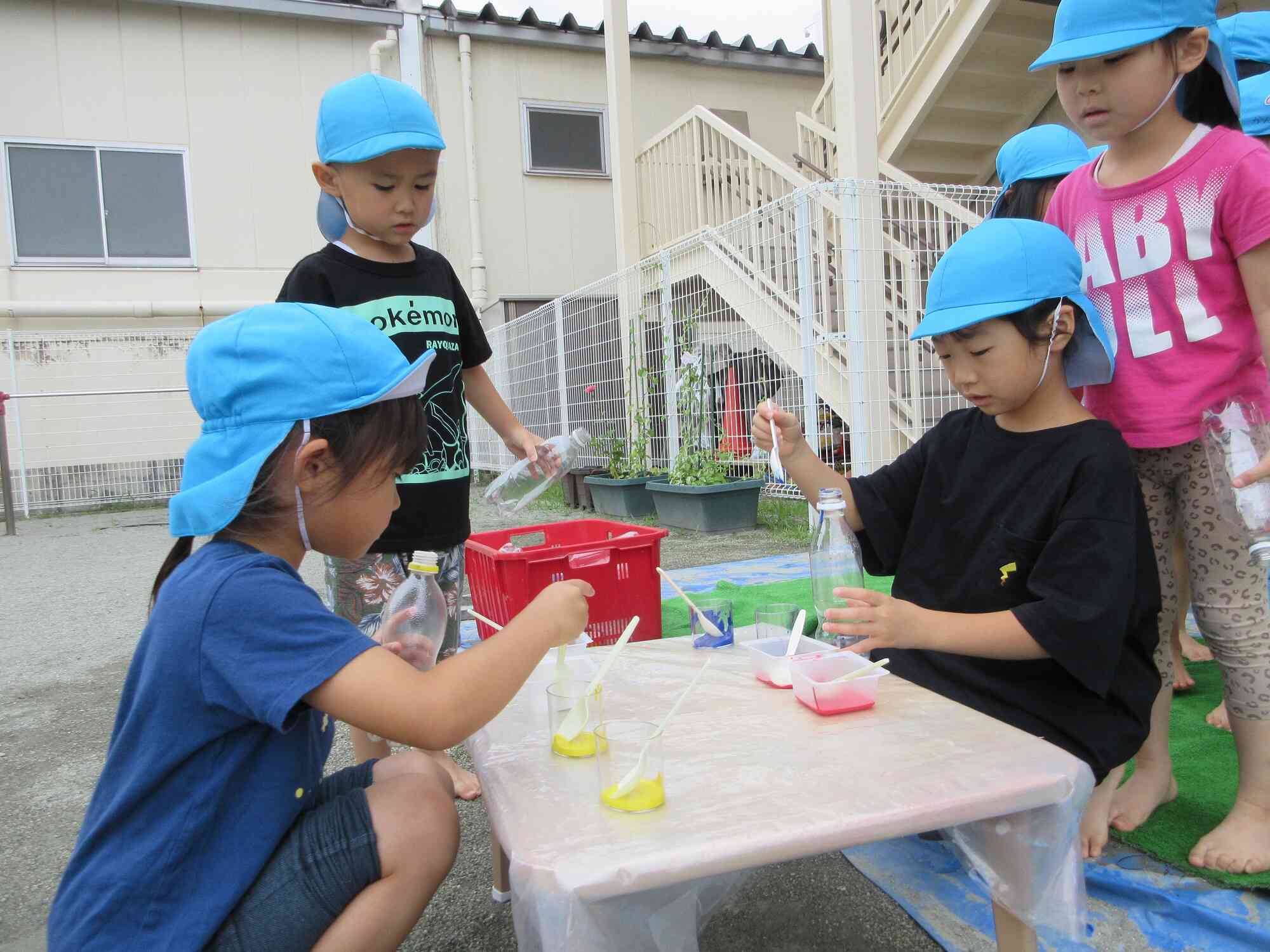 色水遊び楽しいね！～STEAM教育　きりん組　５歳児～