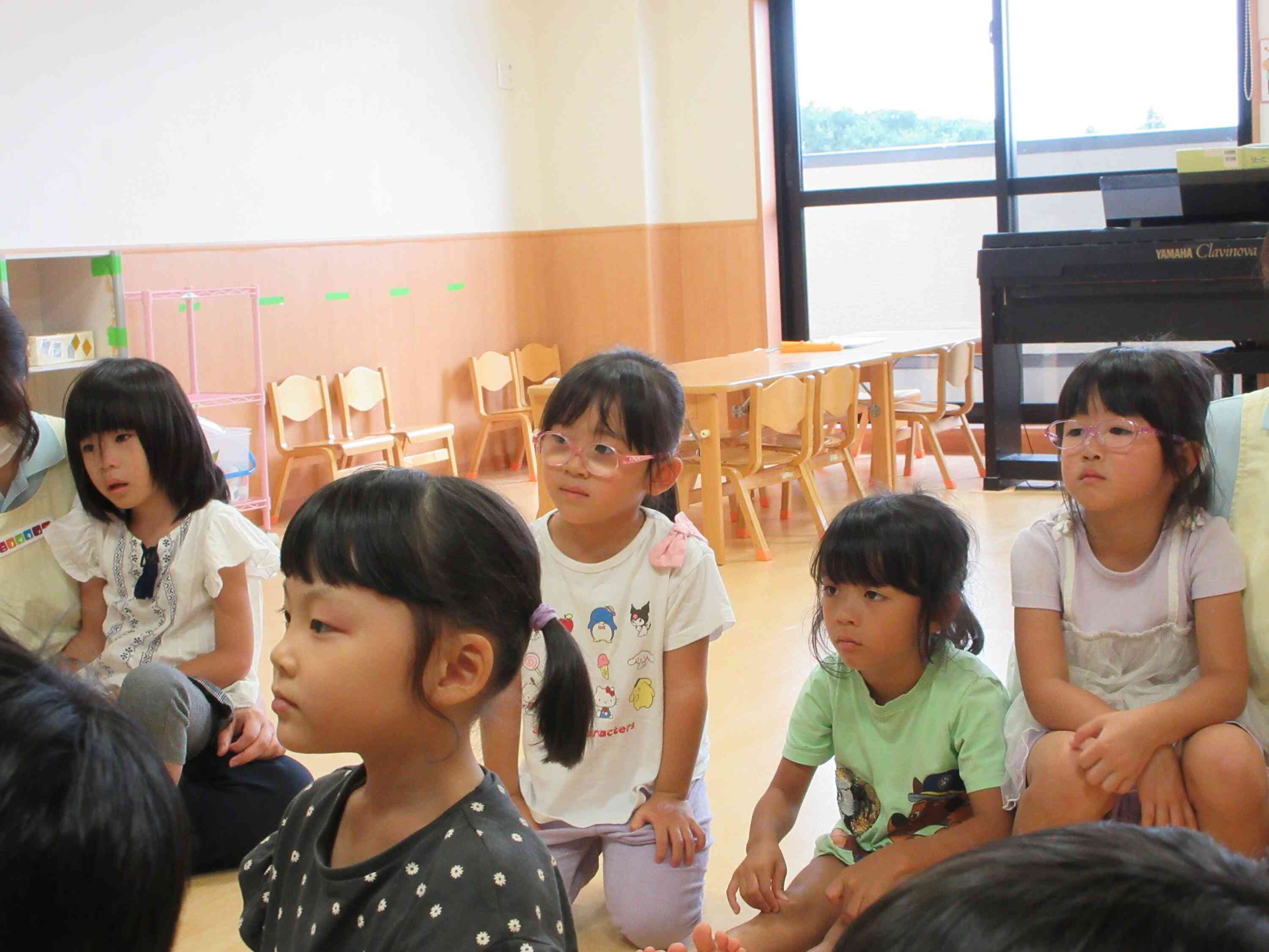 絵本を真剣に聞いてますよ！