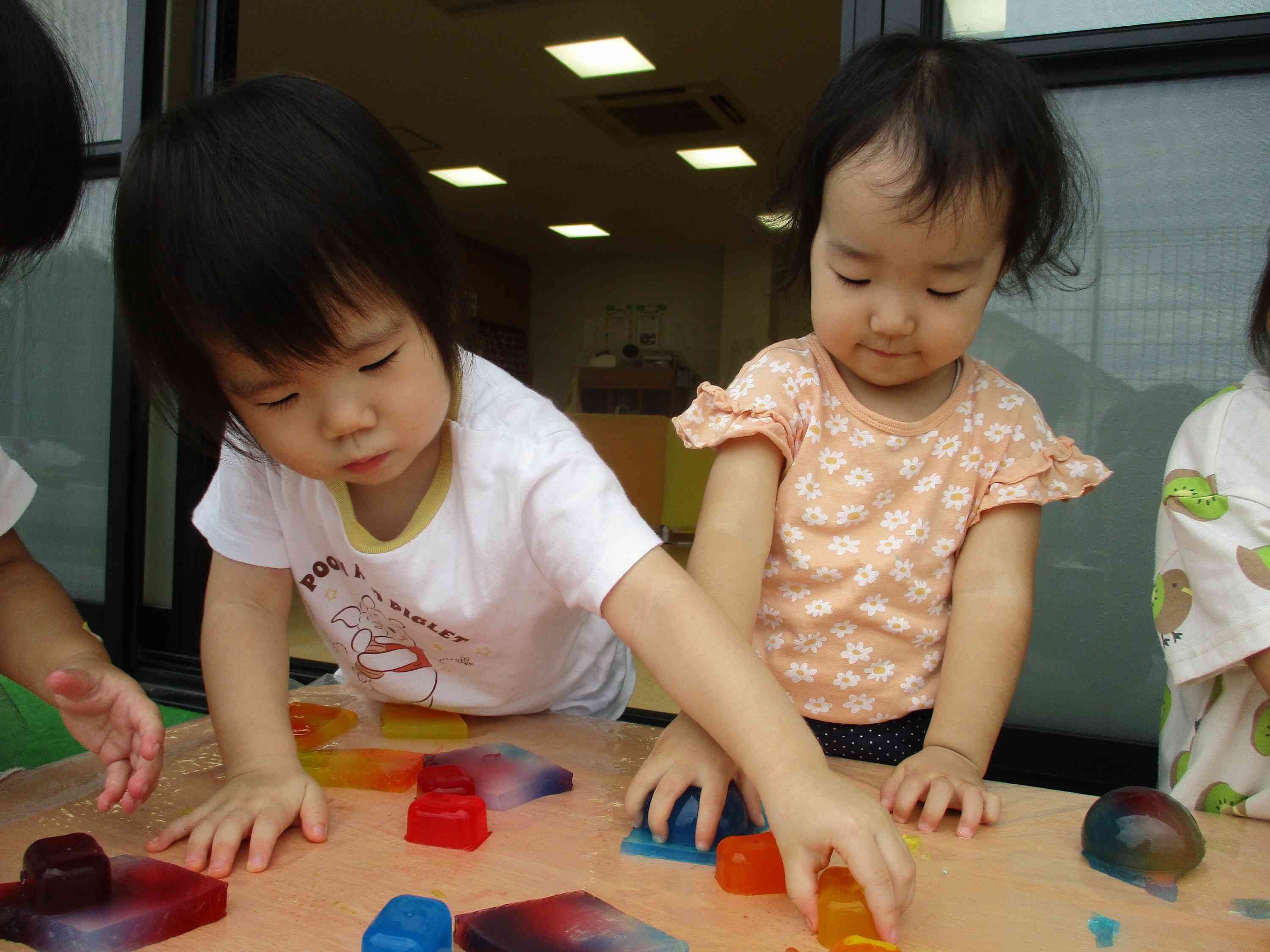 「どの寒天で遊ぼうか迷っちゃうな~」