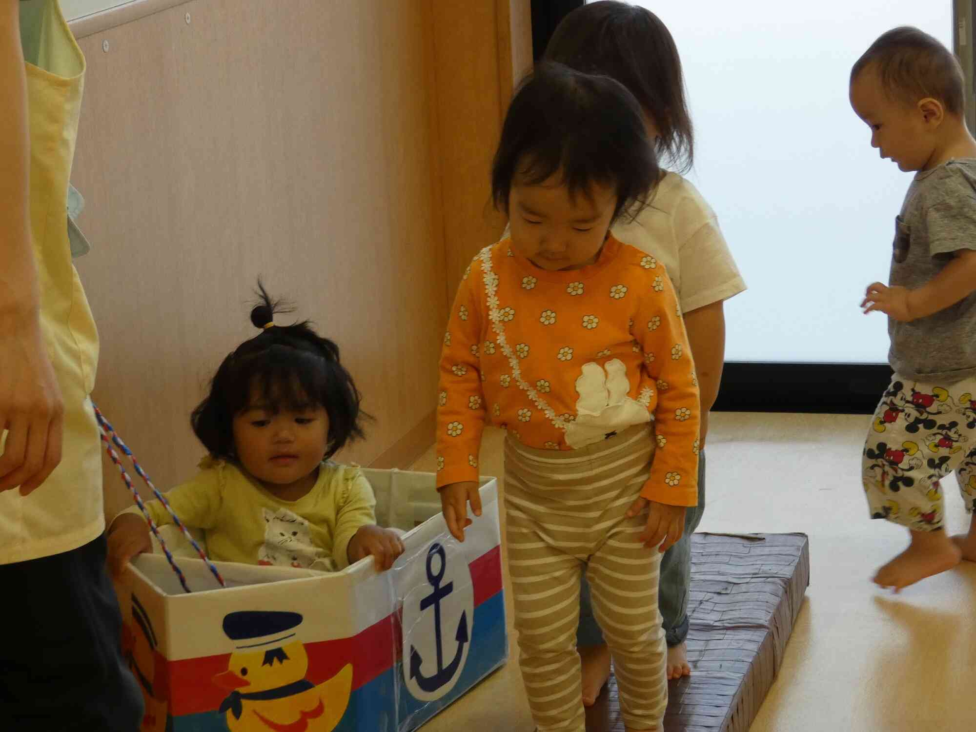 落ちないように、そ～っと渡ろう。