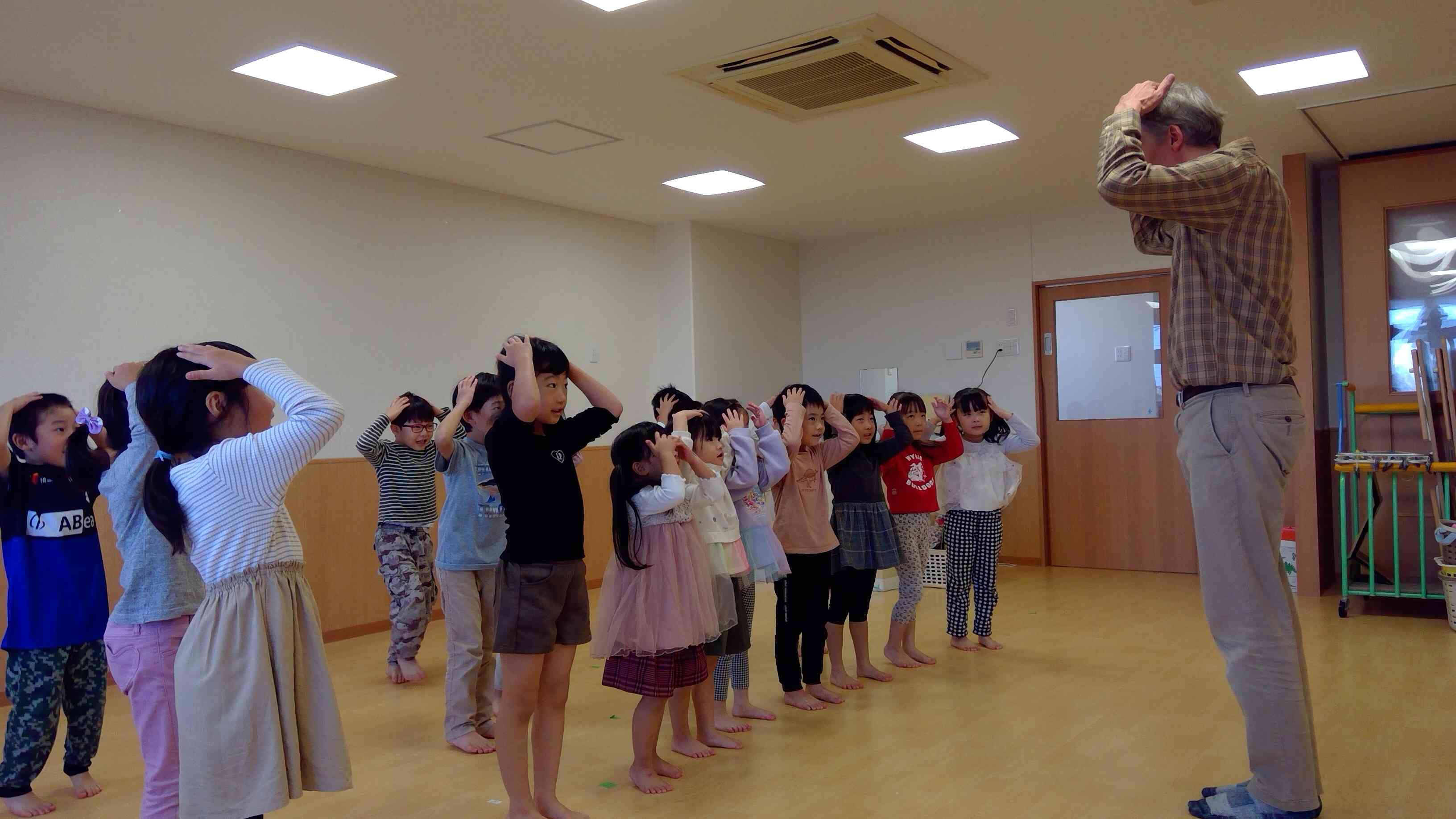 あたま　かた　ひざ　ぽん！英語でだってできるよ♪