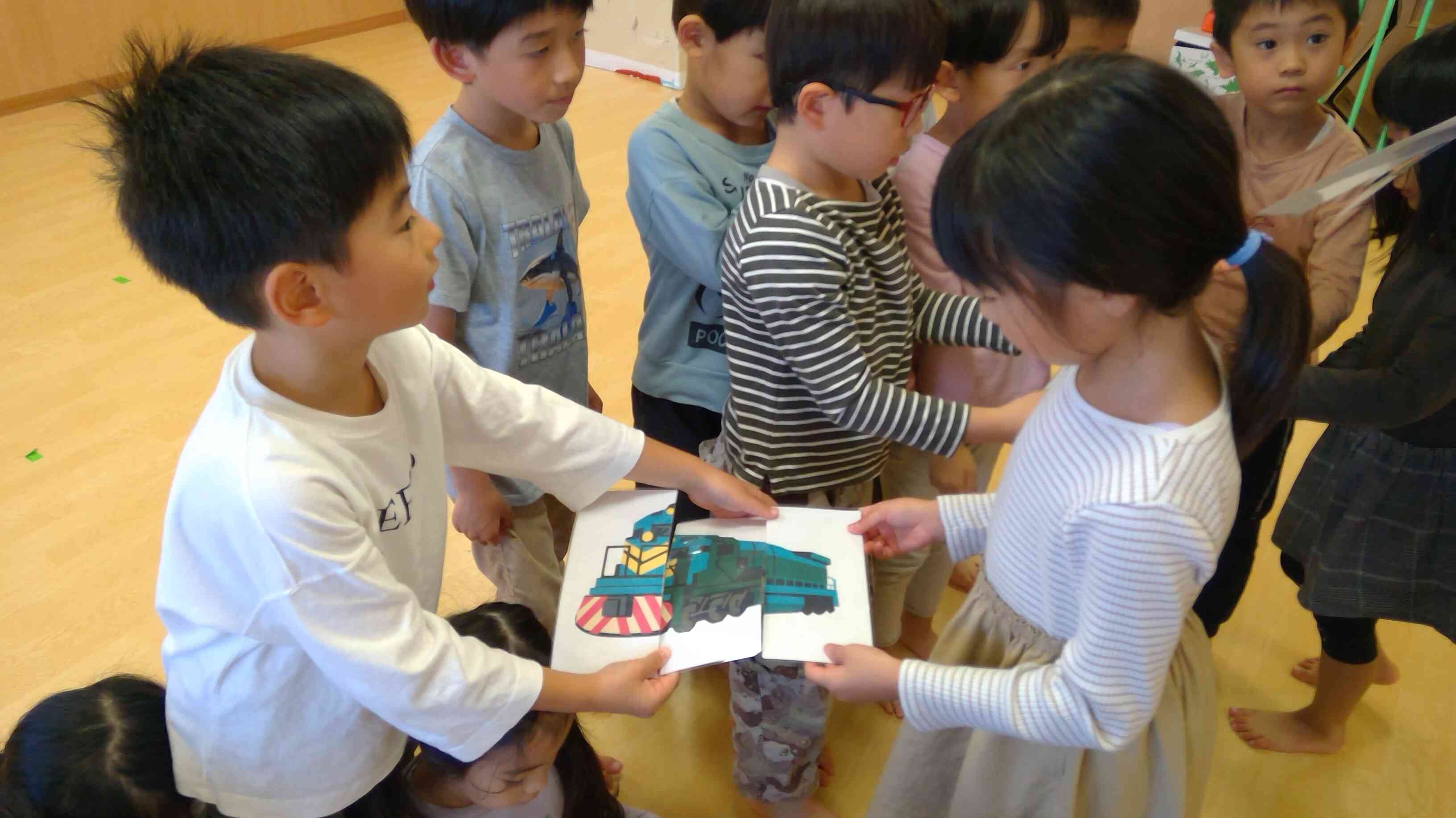 同じ絵を探してきたよ！これはトレイン！