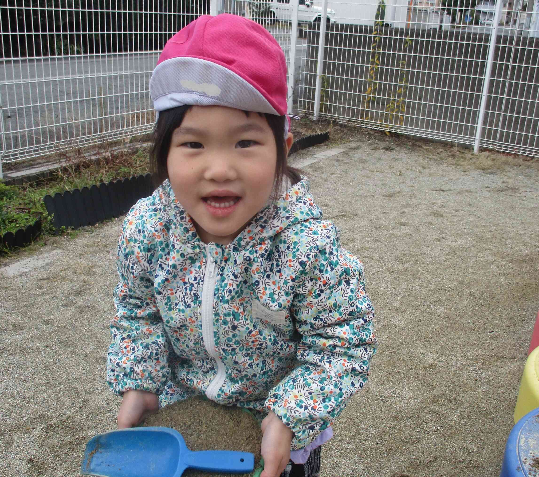 砂場で川、山づくり