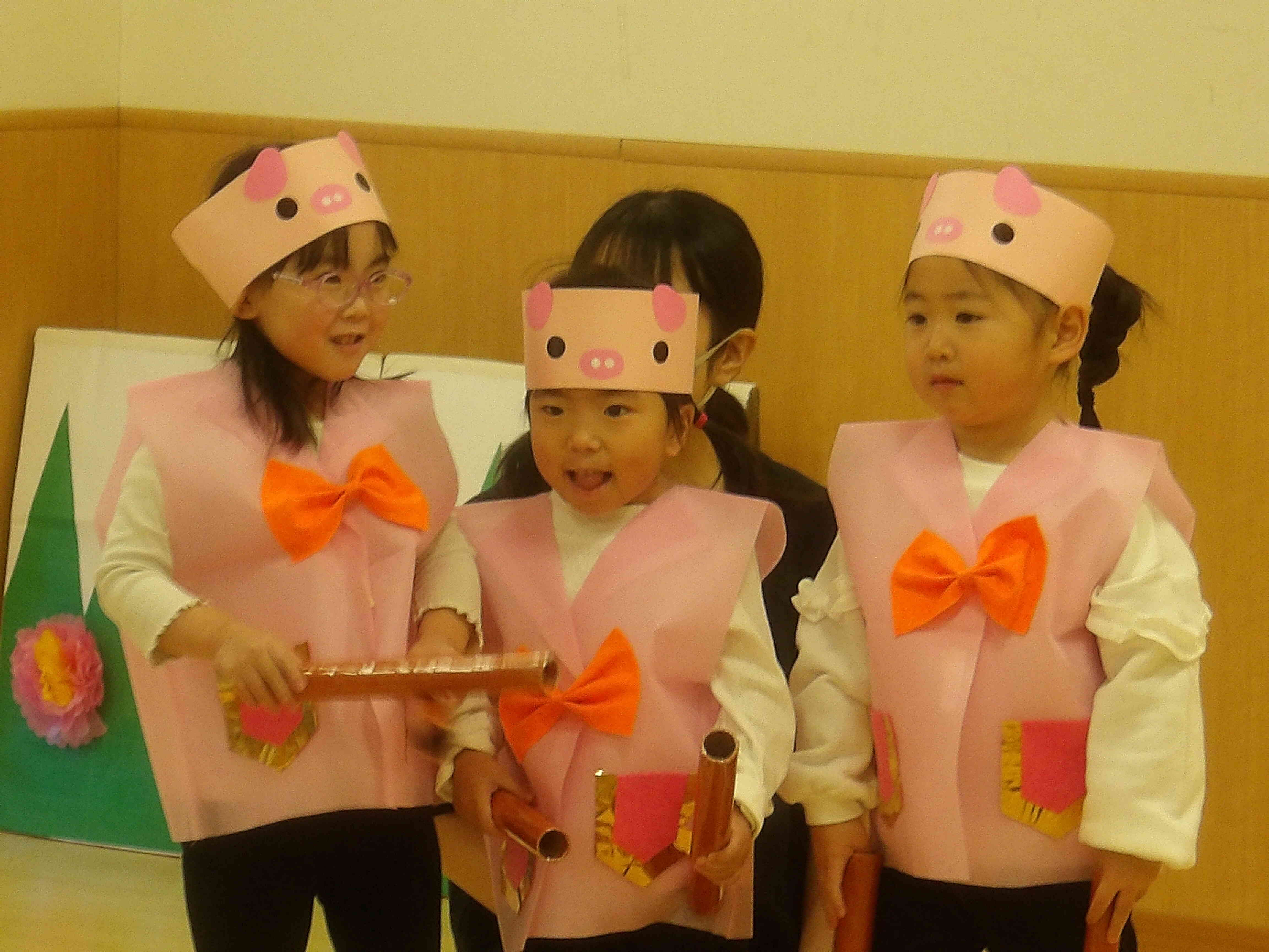 お楽しみ会～劇：「3匹のこぶた」りす組（３歳児）～
