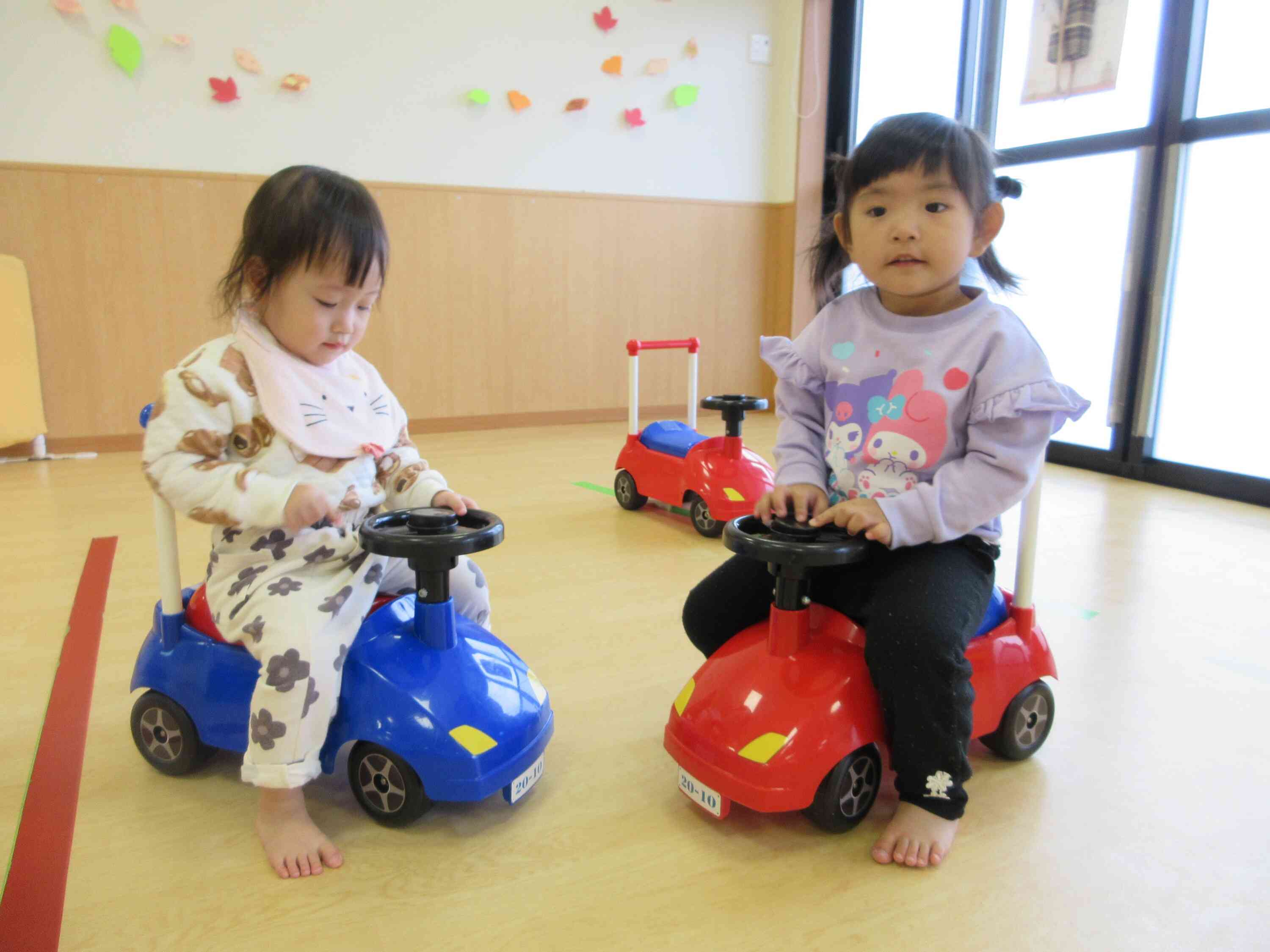 室内での運動遊び ～あひる組(1歳児)～