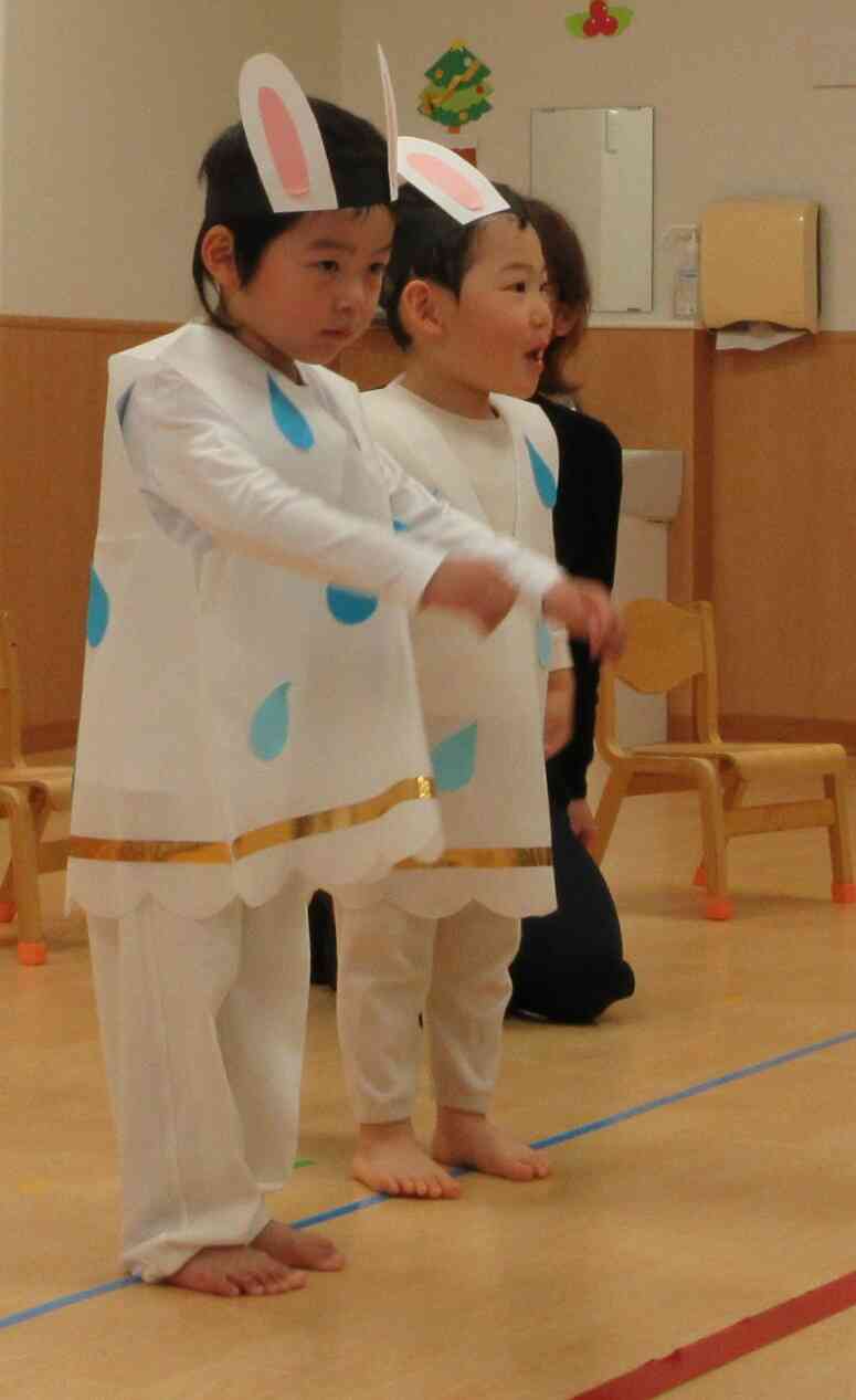 お楽しみ会～「わたしのワンピース」うさぎ組（２歳児）～
