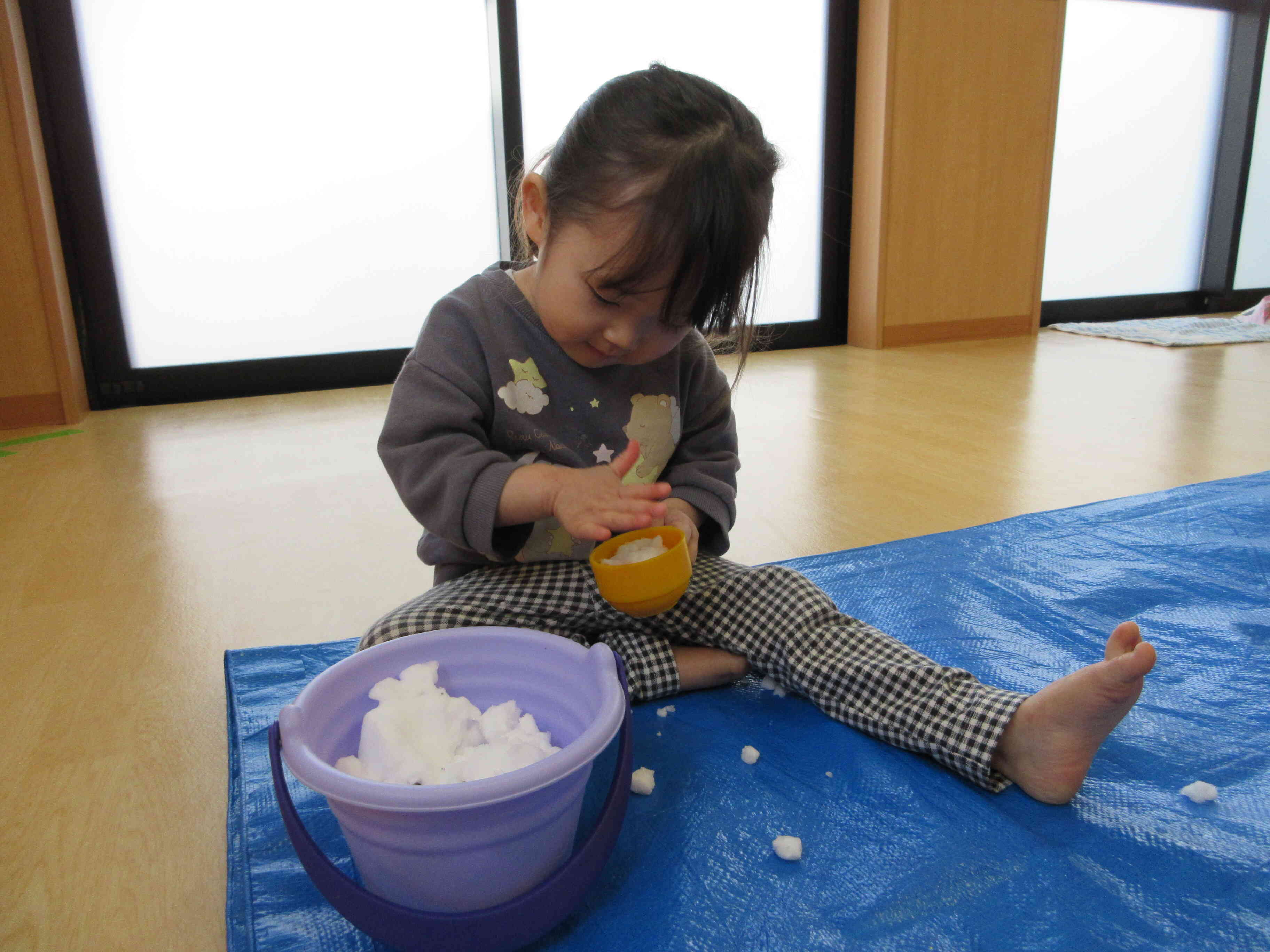 コップにぎゅっぎゅっ♪