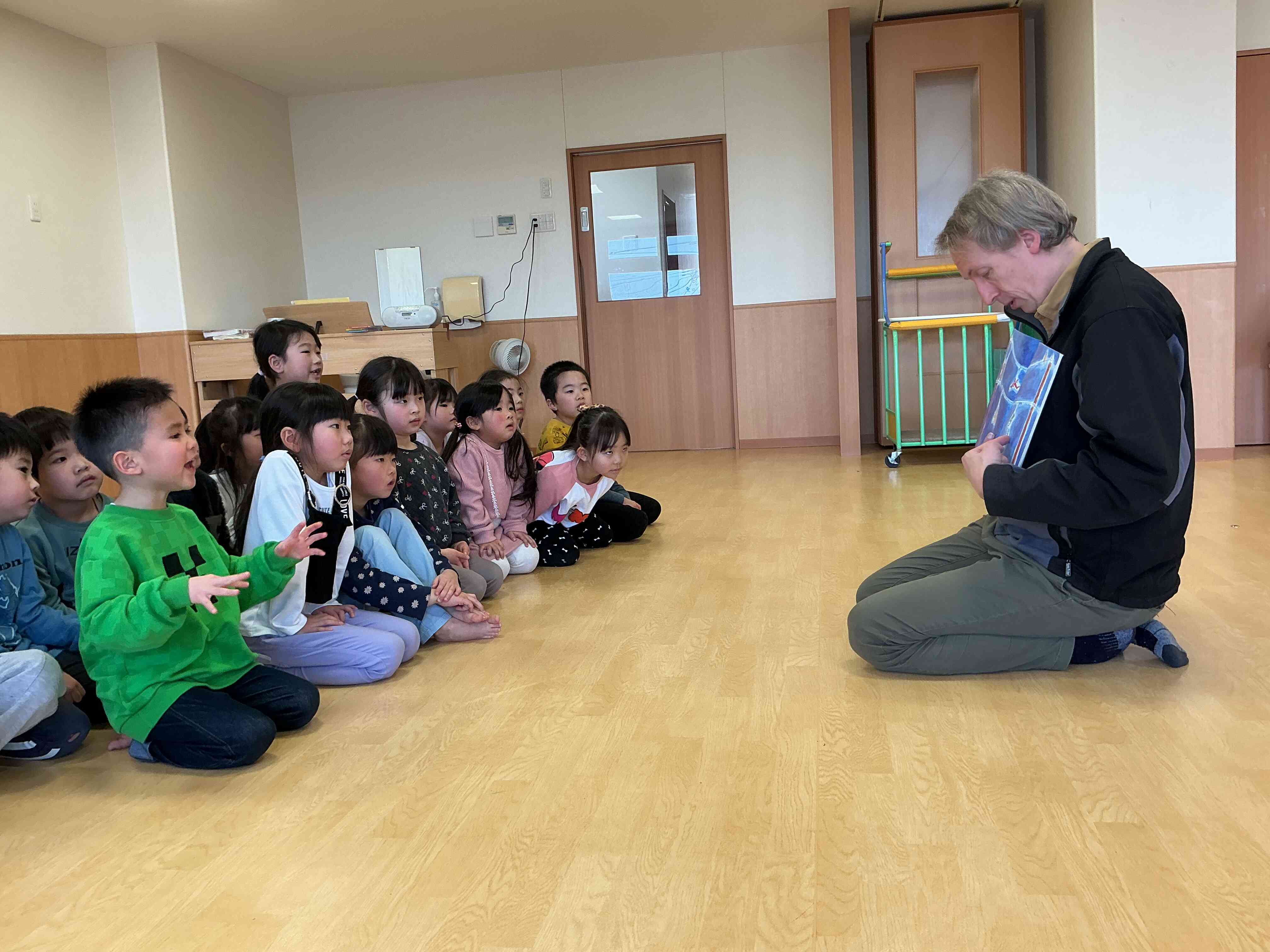 ネコがいろんな色の靴を履いて出かける絵本でした！