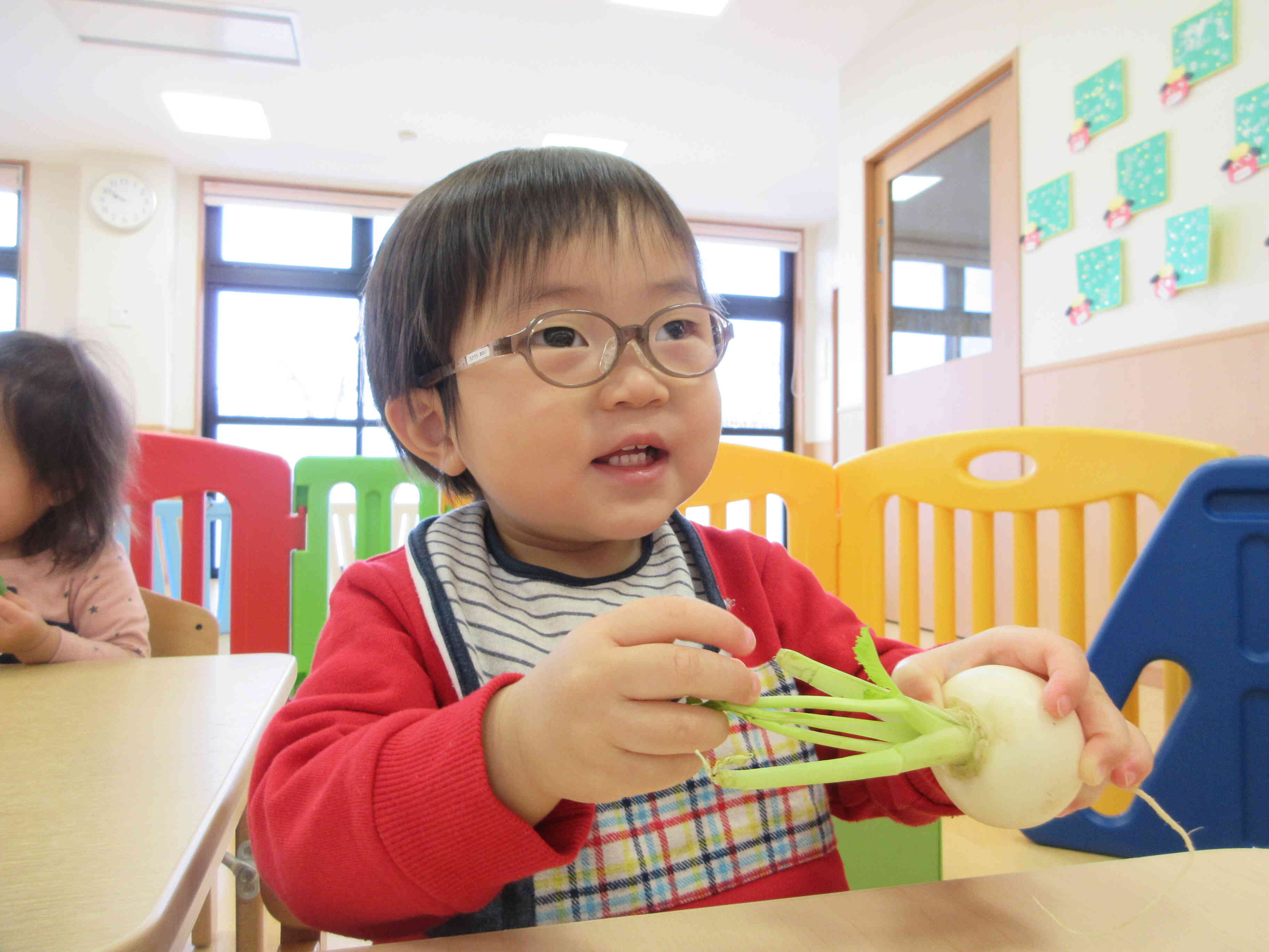 七草をもってにっこり