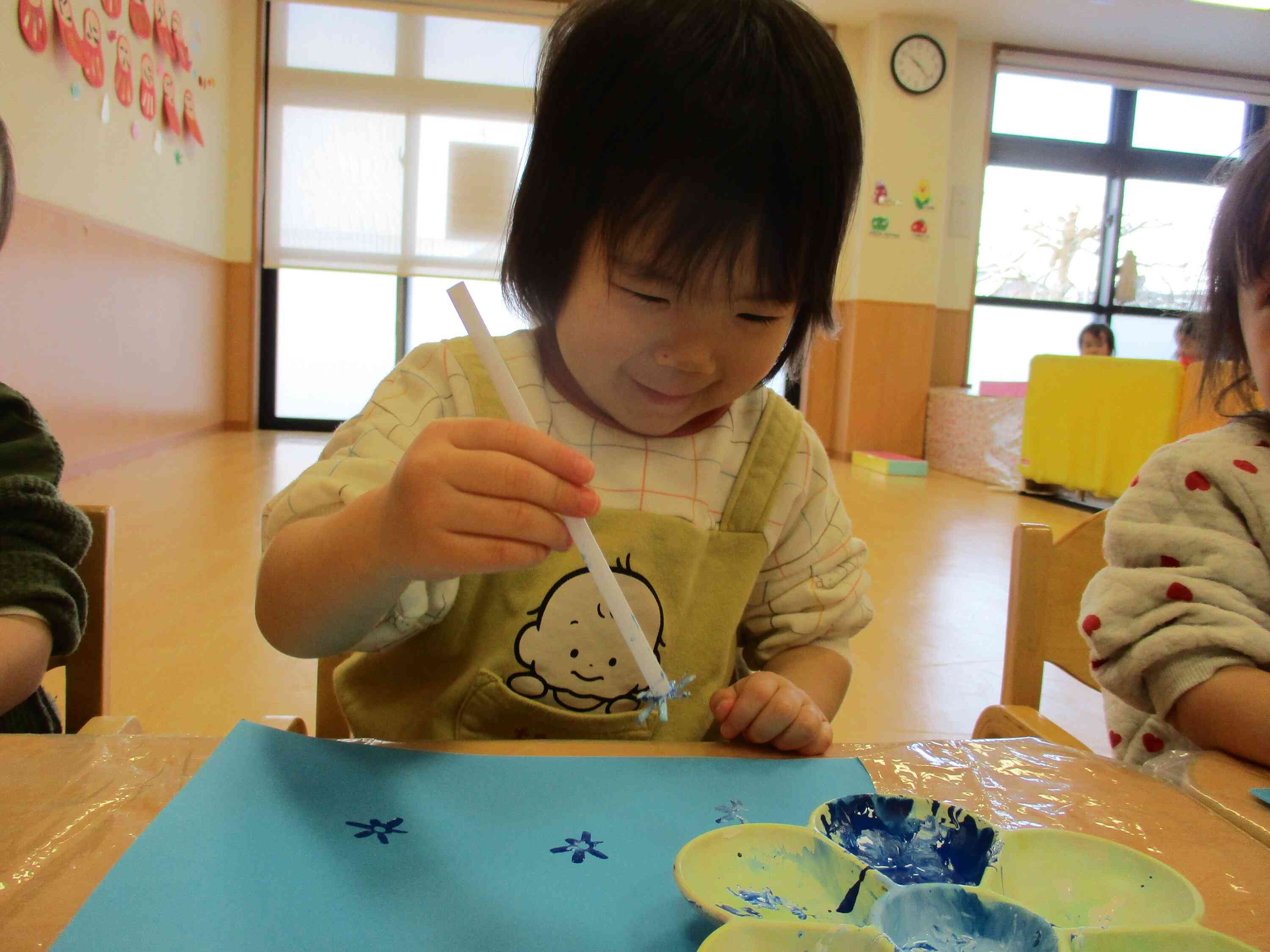 自分でペタペタたのしいね♪