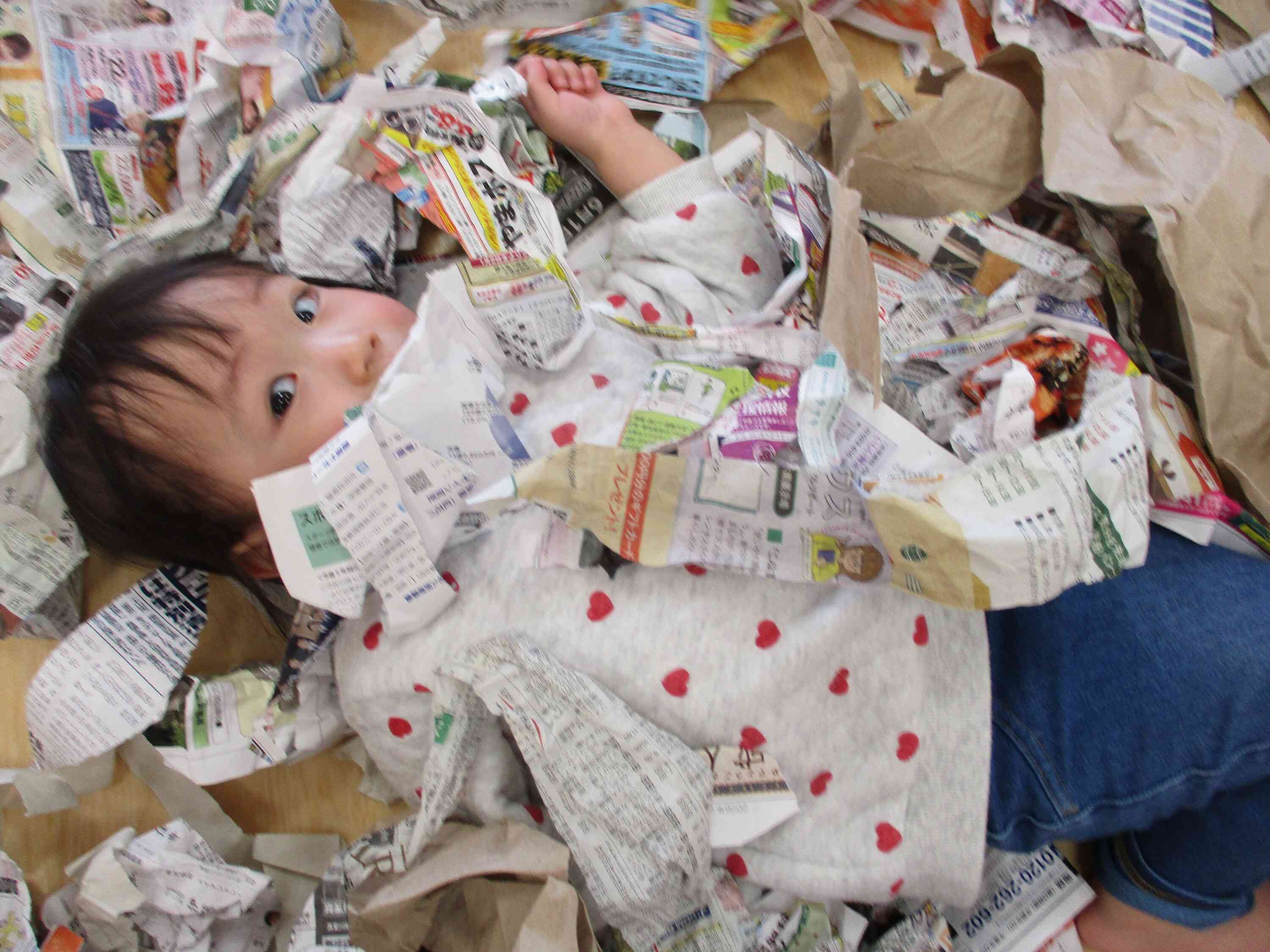 新聞紙の中に隠れてみたよ。