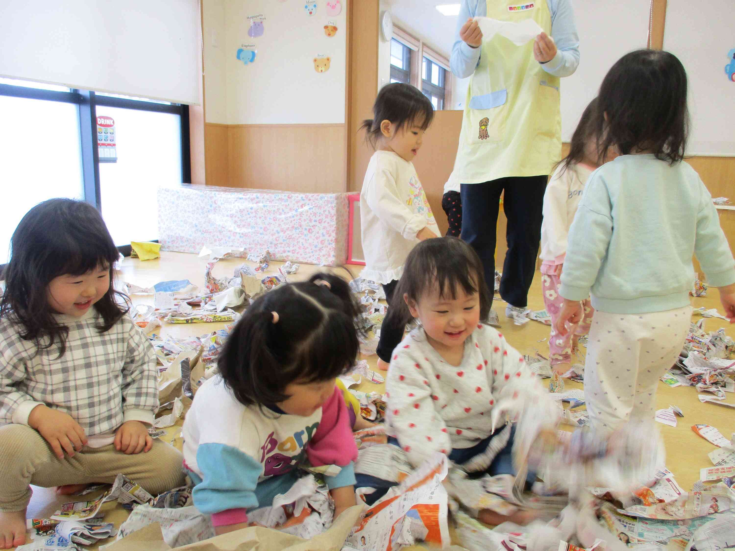 新聞紙であそぼう！　～１歳児あひる組～
