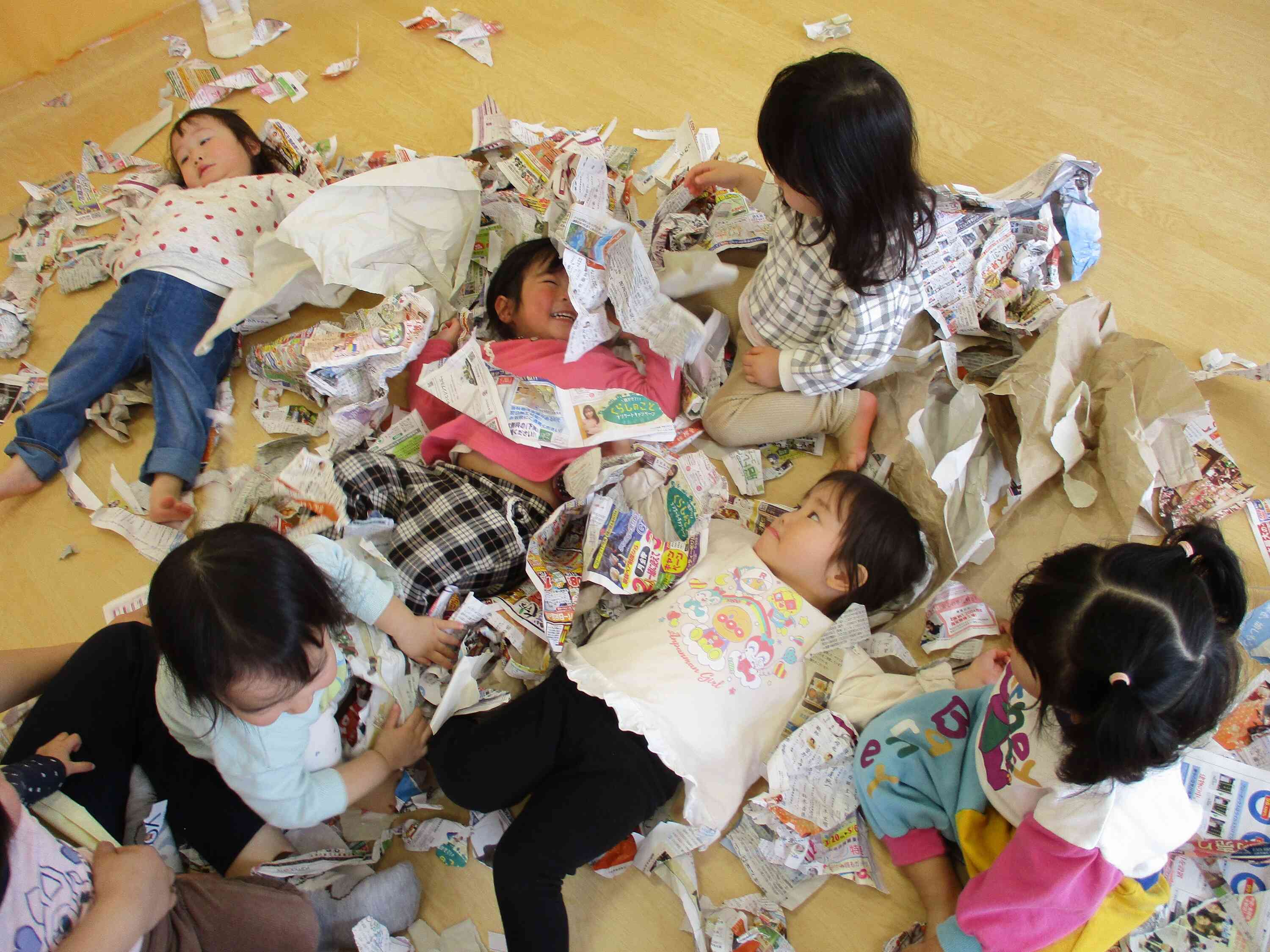 いろんなものに変身する新聞紙！