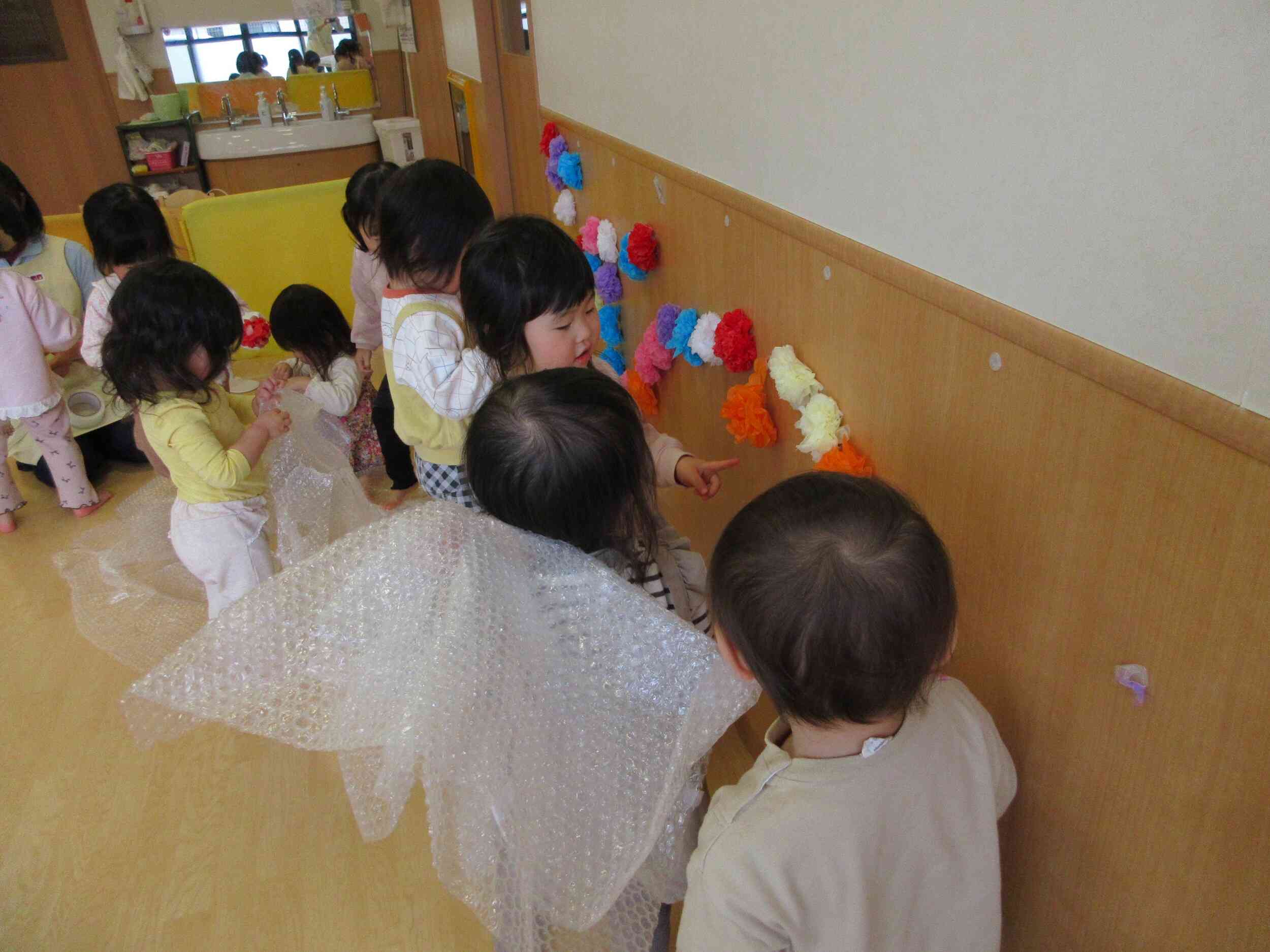 お部屋に花を咲かせましょう ～ １歳児あひる組 ～