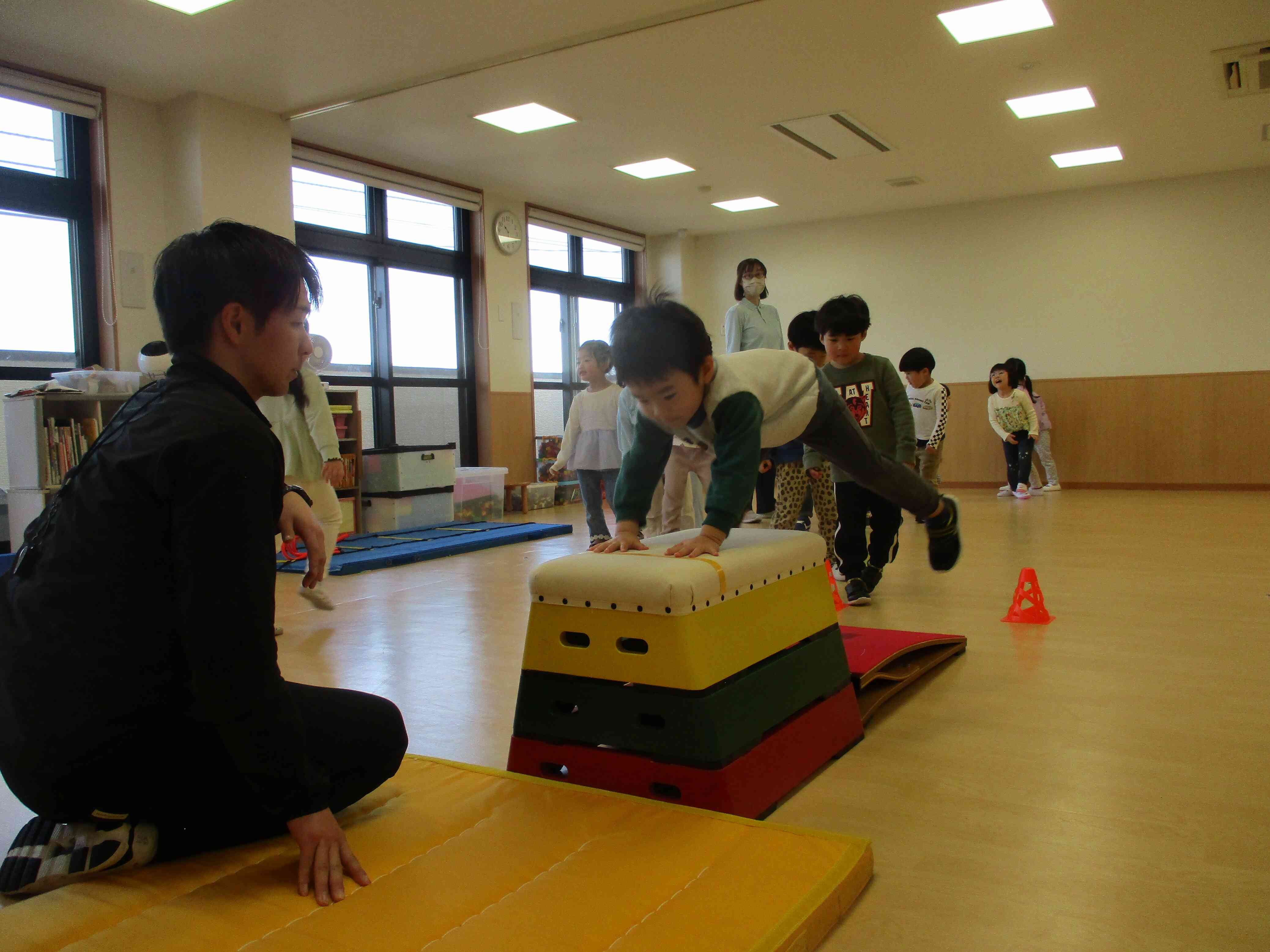 体操教室 跳び箱編～りす組 3歳児～｜ニチイキッズ山形まえた保育園