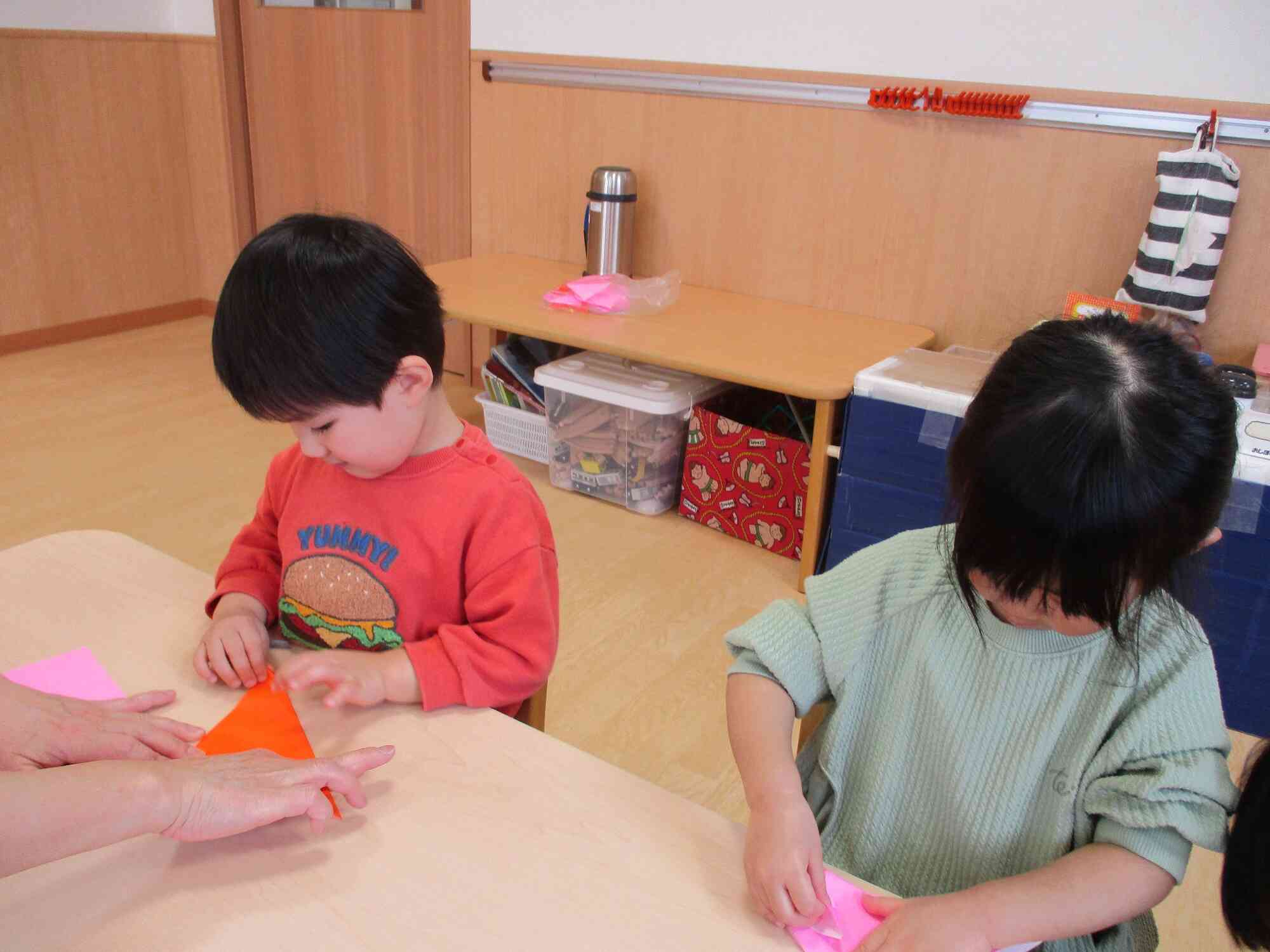 折り紙に挑戦！～うさぎ組（2歳児）～