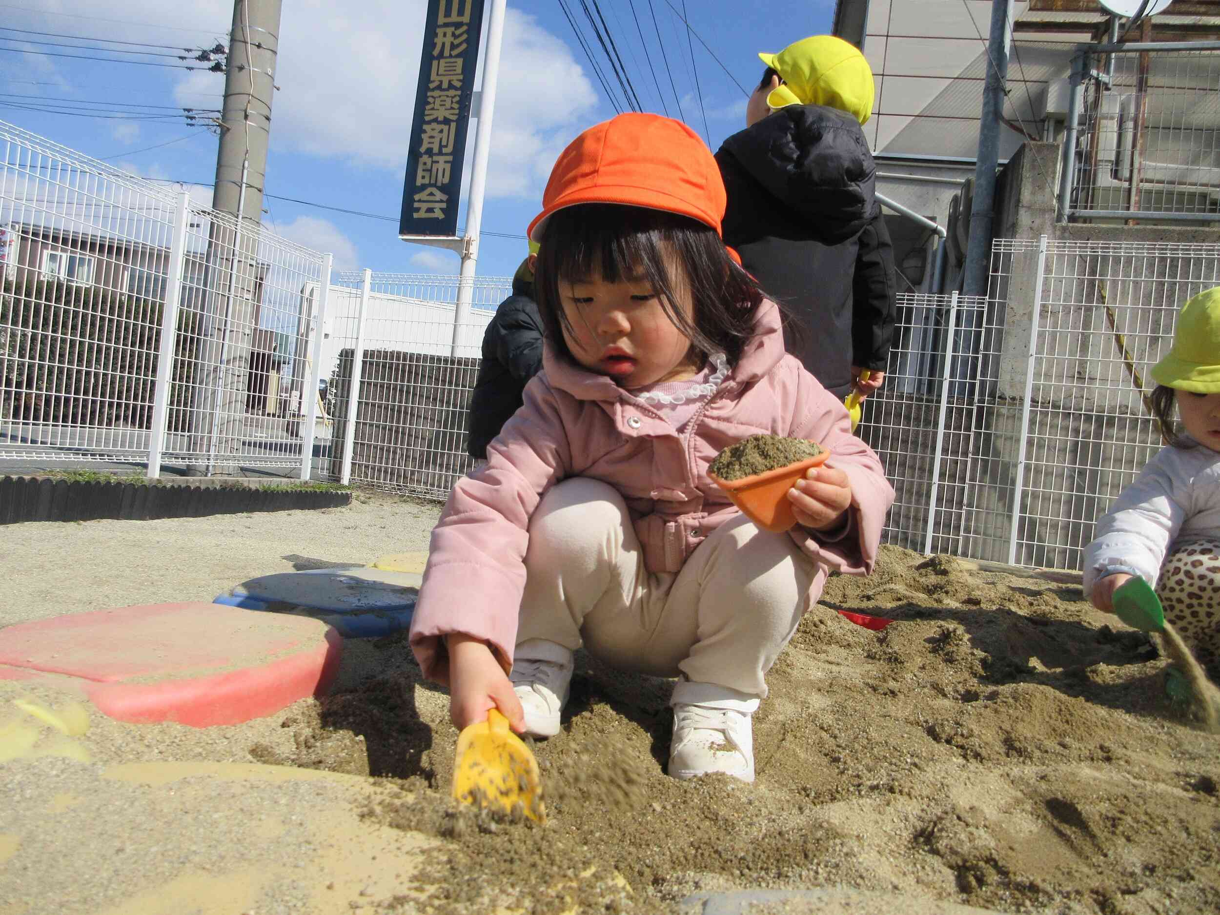 お砂遊びも楽しくてきもちいいね。