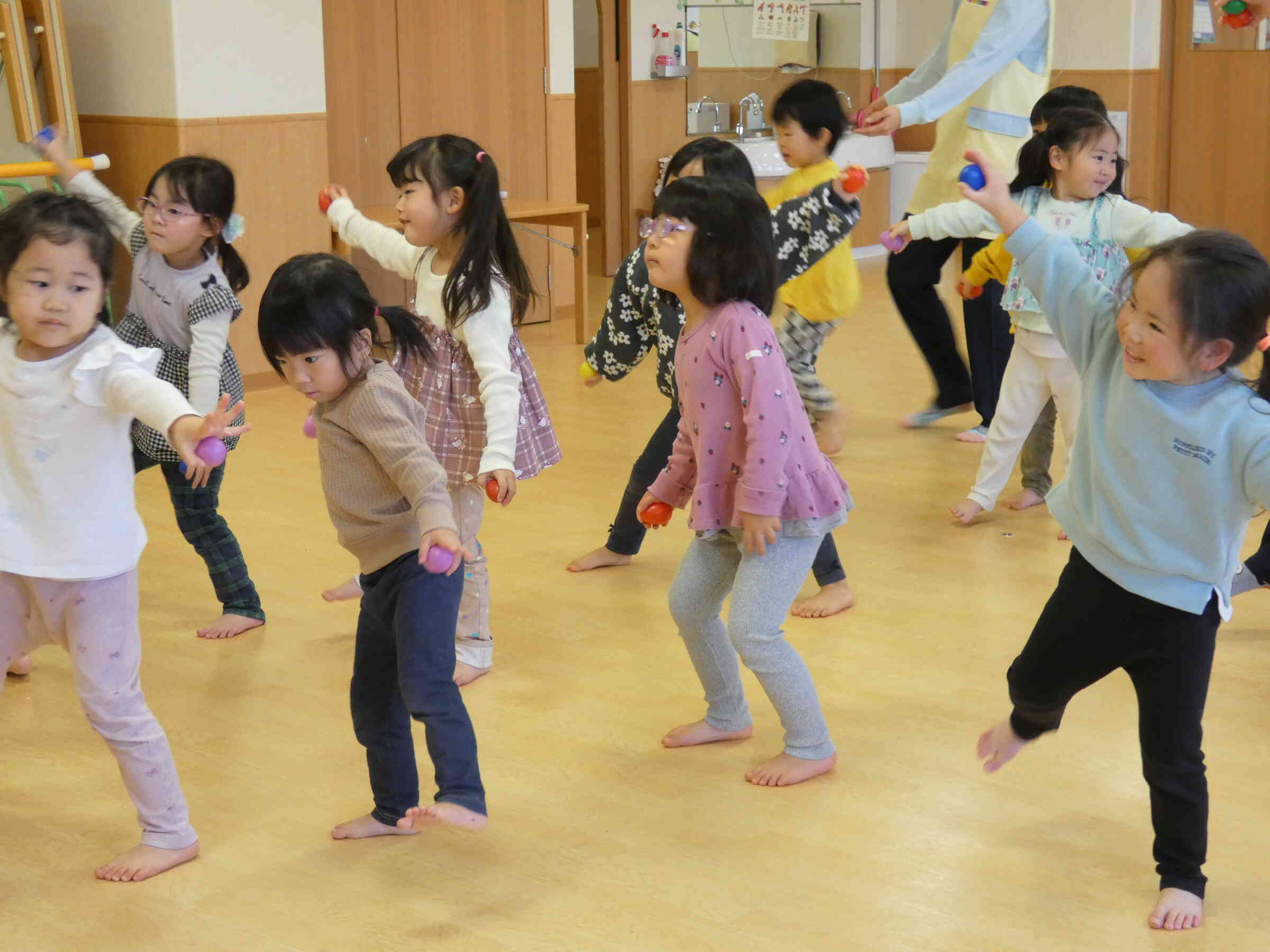 卵マラカスをもってゆらゆら～