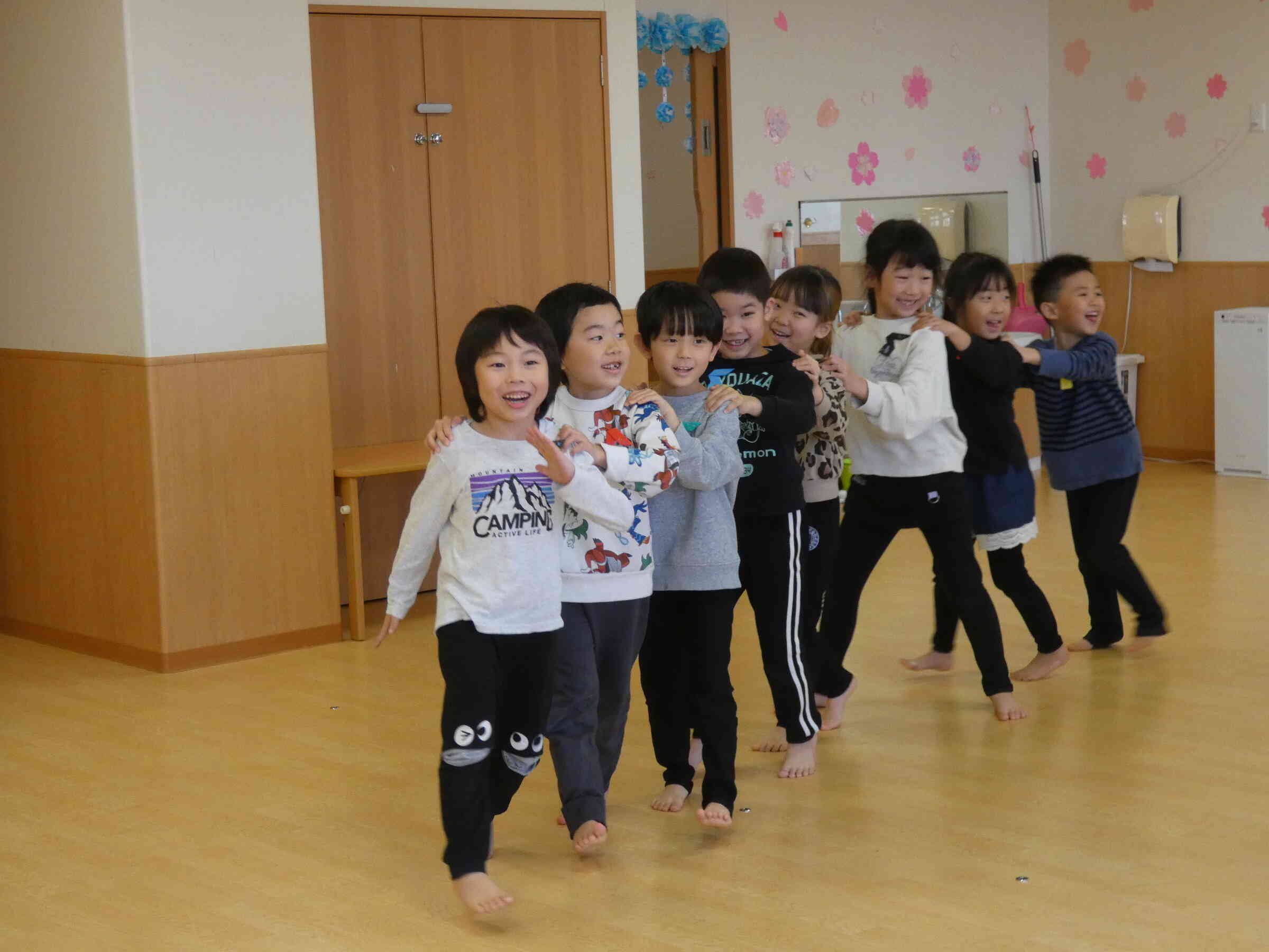 音楽に合わせて、散歩をしました♪