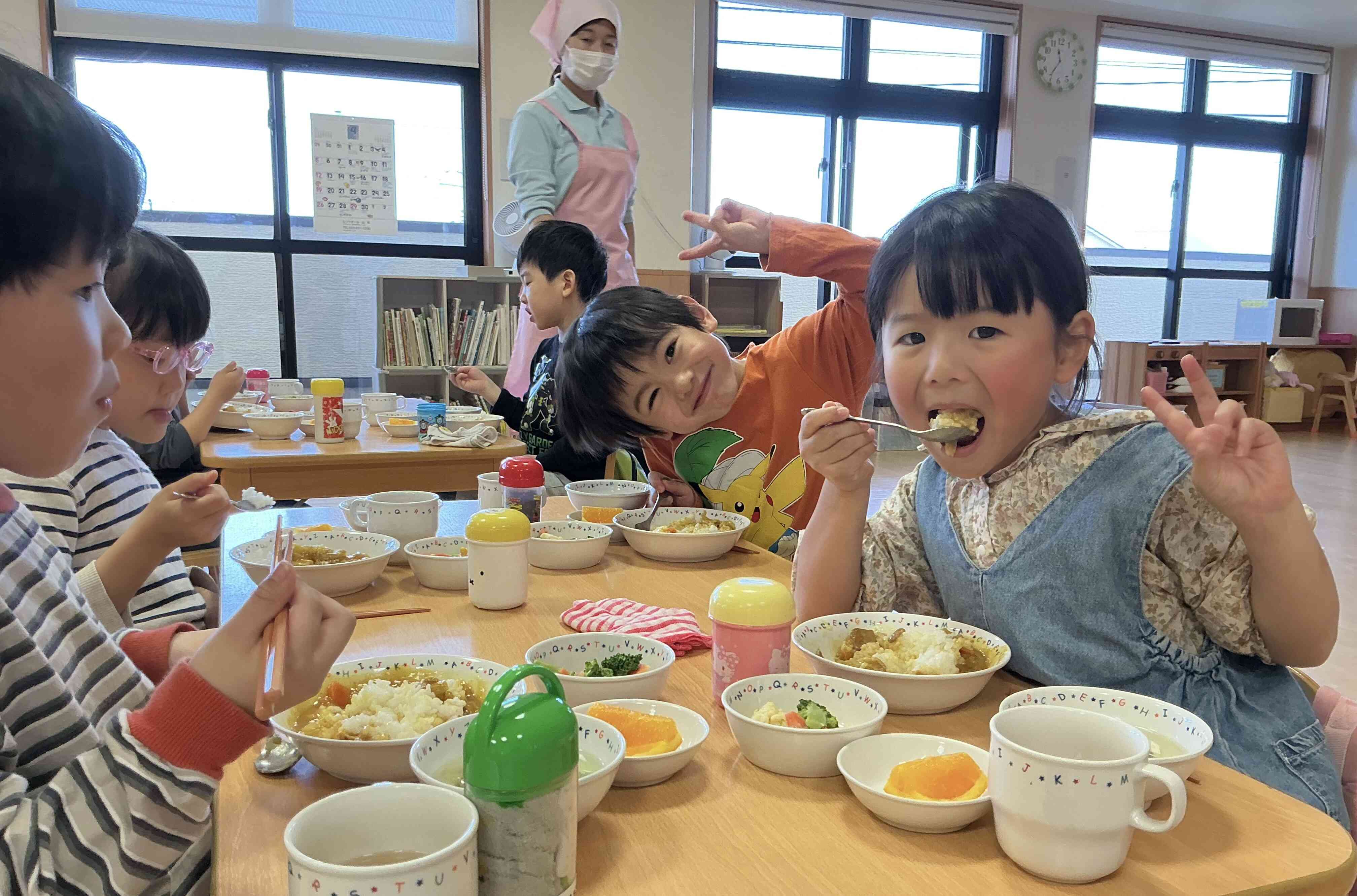 お友達と食べるカレーライス美味しいね。