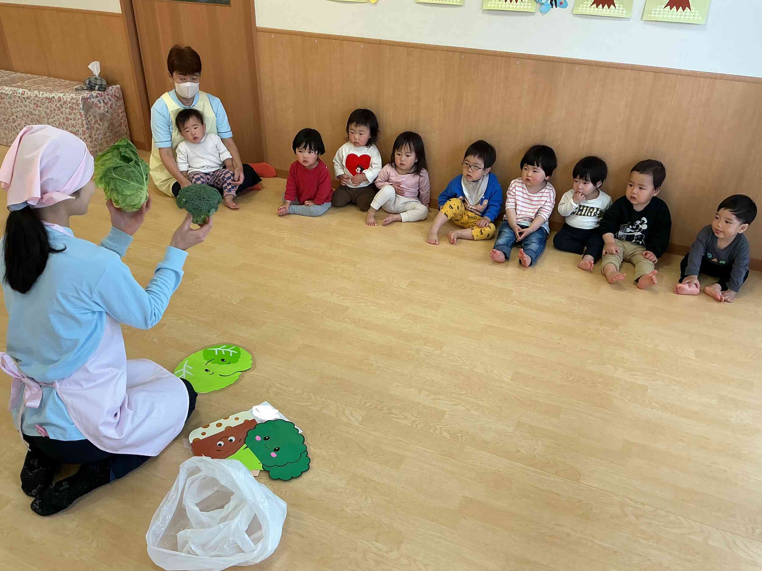 給食の先生のお話を聞いています♪