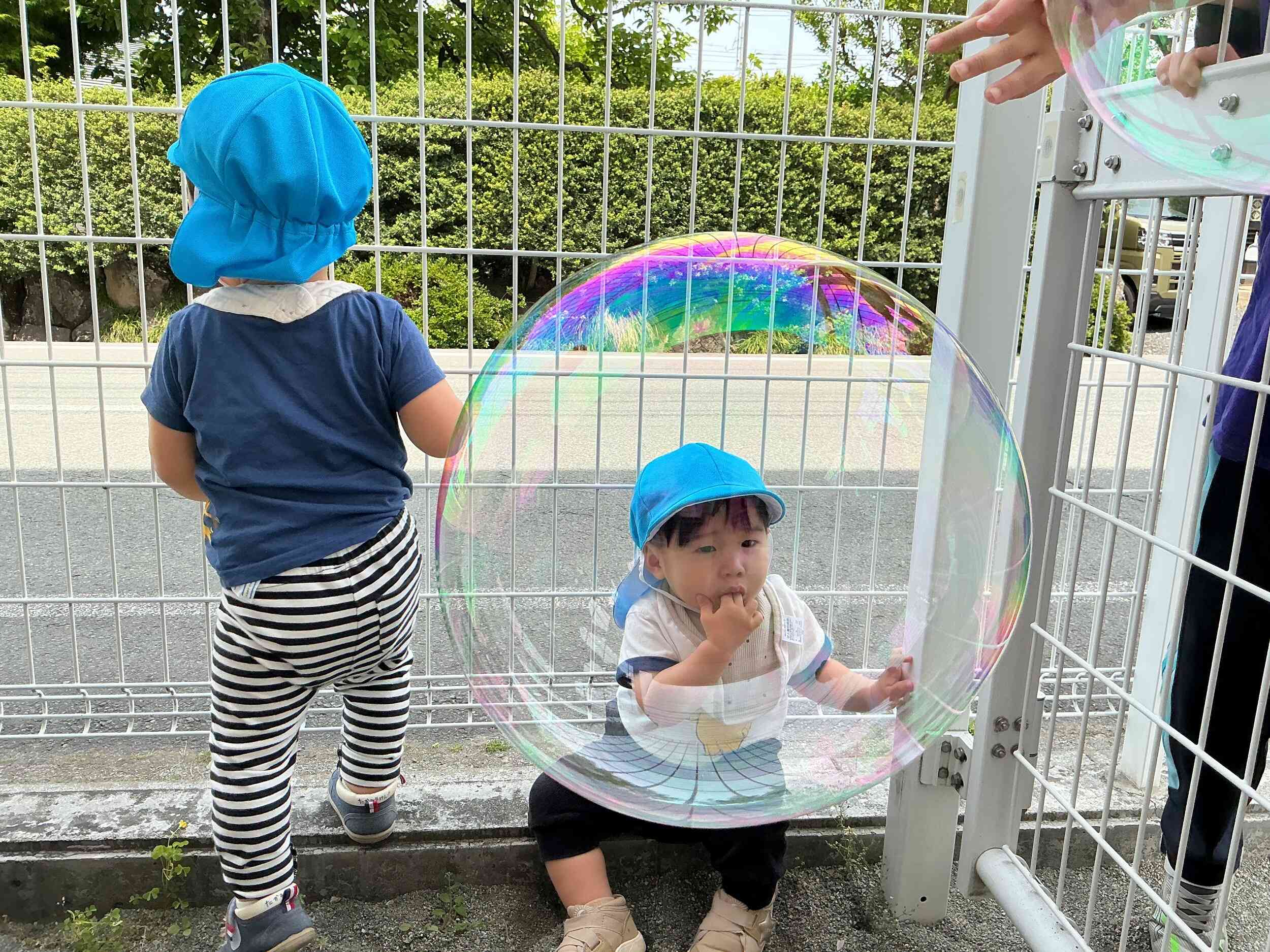 しゃぼん玉遊び　～1歳児あひる組～