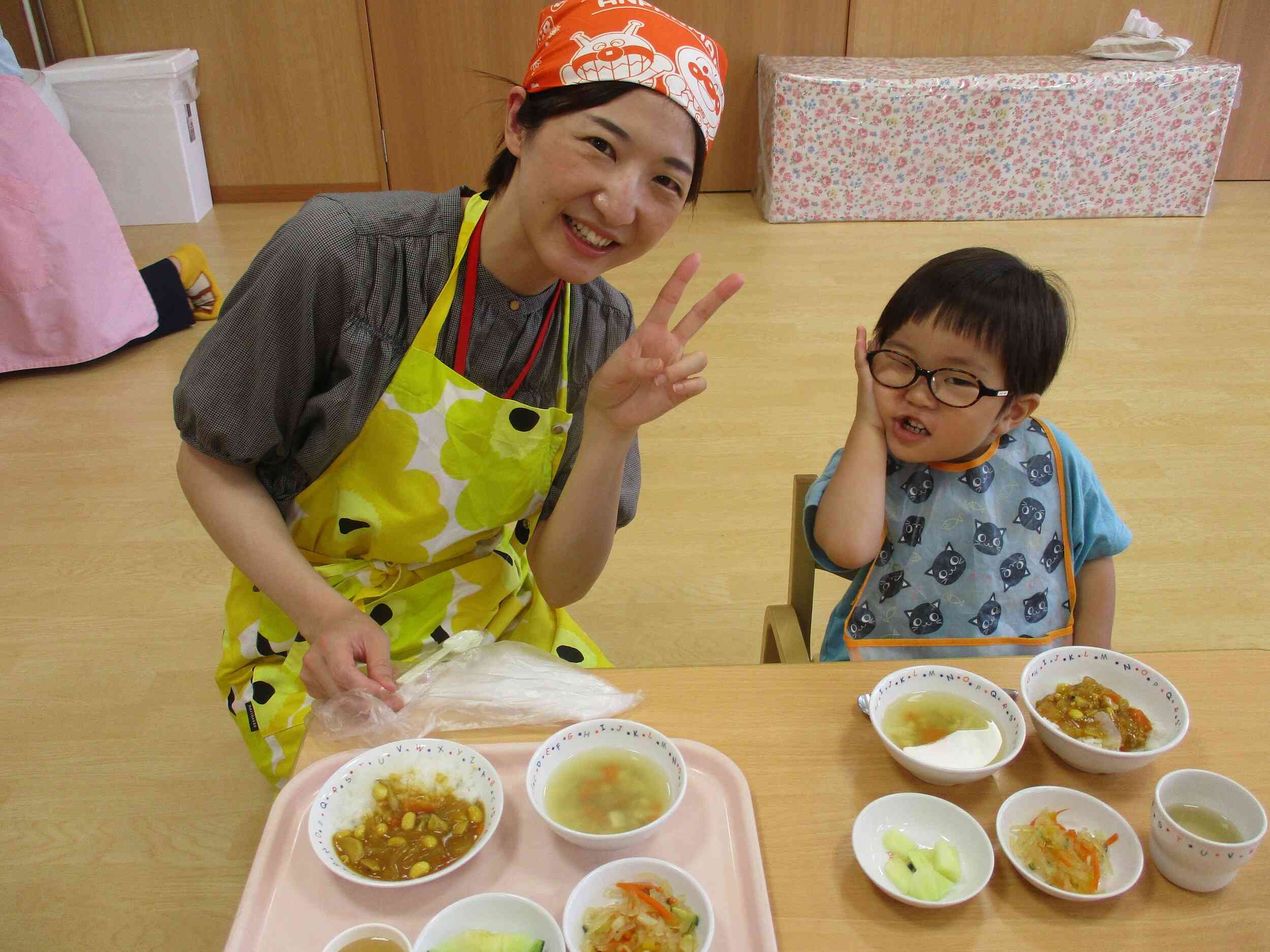 ママと給食嬉しいな♪